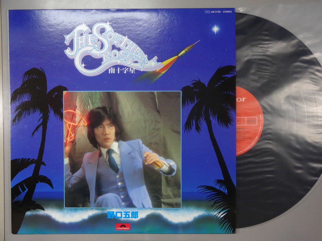 商品情報【種別／分類】LPレコード／邦楽【アーティスト】野口五郎【タイトル】南十字星 + ピンナップ【発売会社／企画番号】ポリドール／MR-3180【定価】2500【帯】なし【ジャケ】良（E）【歌詞カード】良（E）／軽シミ点【盤】良（E）／光沢（良）、軽チリパチノイズ、(目視チェックと一部試聴)【備考】---【ひとこと】出品物について■主に目視チェックと一部試聴です1960年代物は危険と思える箇所は試聴検盤しています■詳しい状態などはご質問ください■かすり傷、見た目以上のダメージもある場合もあります、予めご了承ください■平均以上の出品を心掛けていますが、ピチパチノイズはあるものと思ってください発送／送料について発送方法クロネコネコポス便［補償あり、時間帯指定不可、ポスト投函］【送料：250円】※シングルレコード、CDの場合のみ御利用頂けますゆうパック［補償付、時間帯指定可］LPレコード、大形梱包商品 送料：700円～1500円(※送付先によって異なります)お支払方法クレジットカード決済楽天銀行振込代金引換(ゆうパック)◆その他の発送方法にも、可能な限り応じます出品者より◆ 主なジャンル 洋楽、邦楽、エレキ、ムード、歌謡曲など多数"
