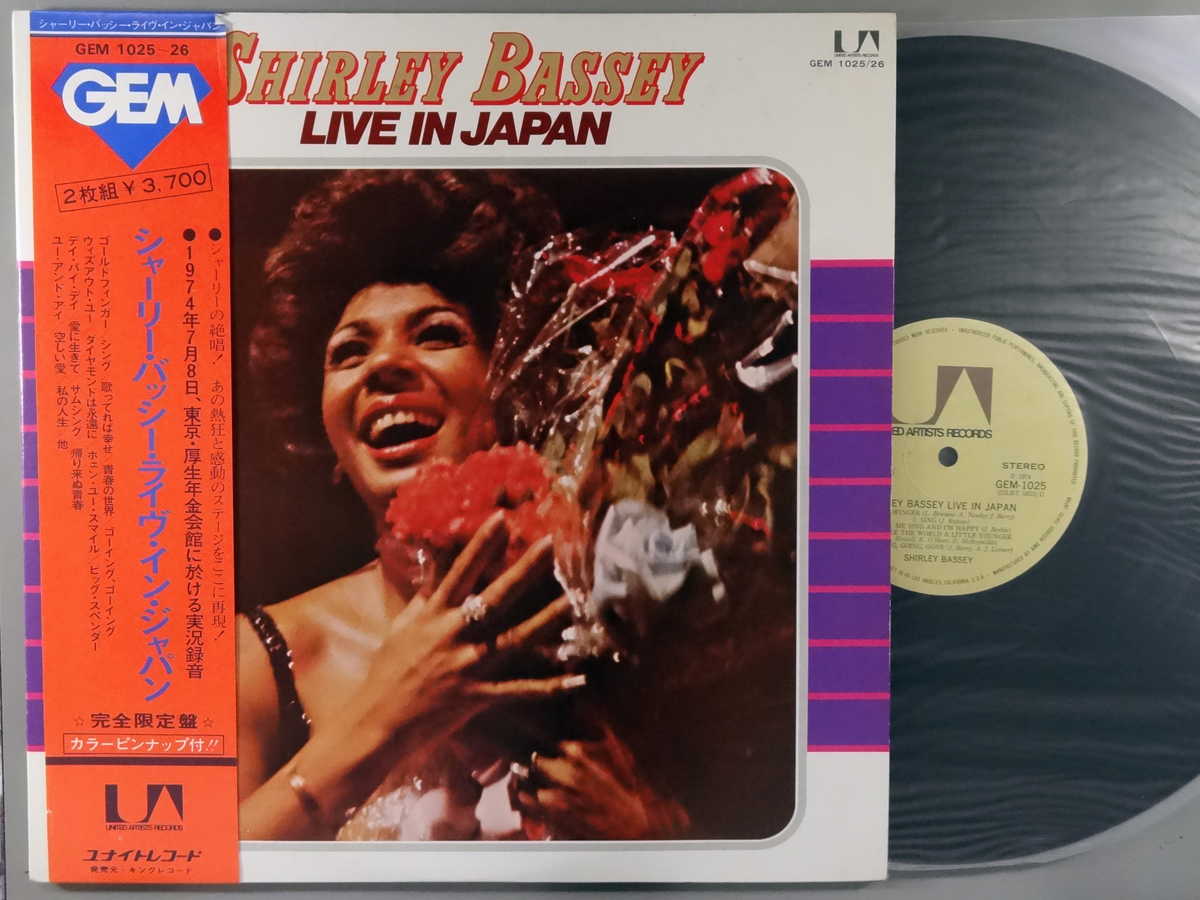 商品情報【種別／分類】LPレコード／洋楽【アーティスト】シャーリー・バッシー【タイトル】ライヴ・イン・ジャパン(2枚組)【発売会社／企画番号】キング／GEM-1025-26【定価】3700【帯】良（E）【ジャケ】良（E）／見開きジャケ、軽シミ点【歌詞カード】---（見開きジャケ内側に記載）【盤】良（E）／光沢（良）、軽チリパチノイズ、(目視チェックと一部試聴)【備考】ピンナップ1枚【ひとこと】出品物について■主に目視チェックと一部試聴です1960年代物は危険と思える箇所は試聴検盤しています■詳しい状態などはご質問ください■かすり傷、見た目以上のダメージもある場合もあります、予めご了承ください■平均以上の出品を心掛けていますが、ピチパチノイズはあるものと思ってください発送／送料について発送方法クロネコネコポス便［補償あり、時間帯指定不可、ポスト投函］【送料：250円】※シングルレコード、CDの場合のみ御利用頂けますゆうパック［補償付、時間帯指定可］LPレコード、大形梱包商品 送料：700円～1500円(※送付先によって異なります)お支払方法クレジットカード決済楽天銀行振込代金引換(ゆうパック)◆その他の発送方法にも、可能な限り応じます出品者より◆ 主なジャンル 洋楽、邦楽、エレキ、ムード、歌謡曲など多数"