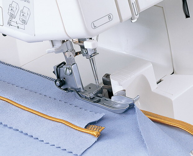 パイピングコードを挟んで縫う時に簡単にできます。 ミシンの設定：ぬい目の長さ：3、差動：1.0-2.0、かがり幅：5-6mm、メス：使用する、ステッチタング：使用する 糸調子：針糸（右） 4-5/上ルーパー糸 3-4/下ルーパー糸 3-4 こちらの商品は、メーカーお取り寄せ商品です。 お届けまでお時間がかかる場合がございます。 在庫の有無や納期、お使いのミシンに使用可能かどうか不明な場合はお問い合わせ下さい。
