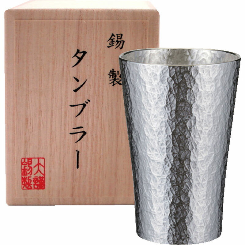 経済産業大臣指定の伝統工芸品「大阪浪華錫器」 錫は水を浄化する性質があるので飲み物をさらに美味しくまろやかにします。 波のような美しい模様が特長です。※冷たい飲み物専用。【パッケージサイズ】81×72×112mm【内容】φ59×90mm、150mL【材質】本錫【生産国】日本【パッケージ形態】木箱入本錫タンブラー 六花（りっか）小 trk-1