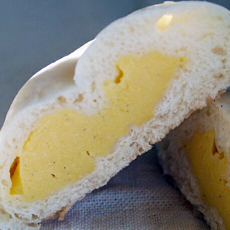 【白パンカスタード】バニラビーンズをたっぷり使った手作りカスタードクリーム。そのクリームを包んだもちもち食感のクリームパン（1個約70g）