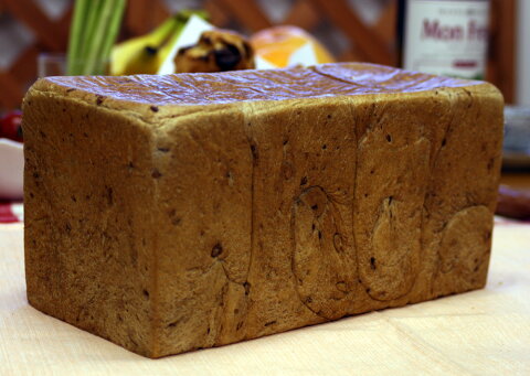 ロハス 五穀食パン（1斤） 冷凍 ミネラル成分が豊富な五穀をたっぷり生地に練り込みました。生地はフレッシュバターなど厳選素材を使用しています（1斤約380g）