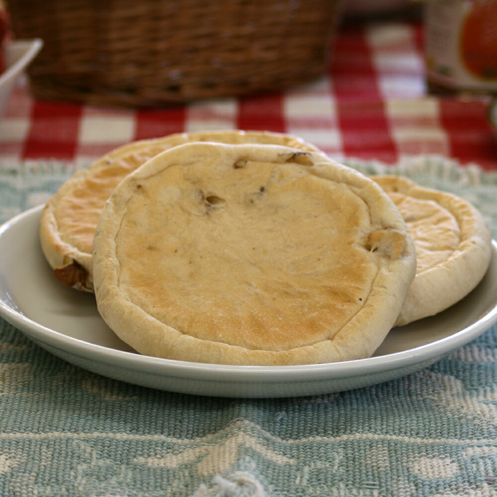 チーズパン 【くるみチーズ】中にはさむチーズにはキリのクリームチーズをチョイス。チーズとくるみの相性がバッチリです（1個約60g）