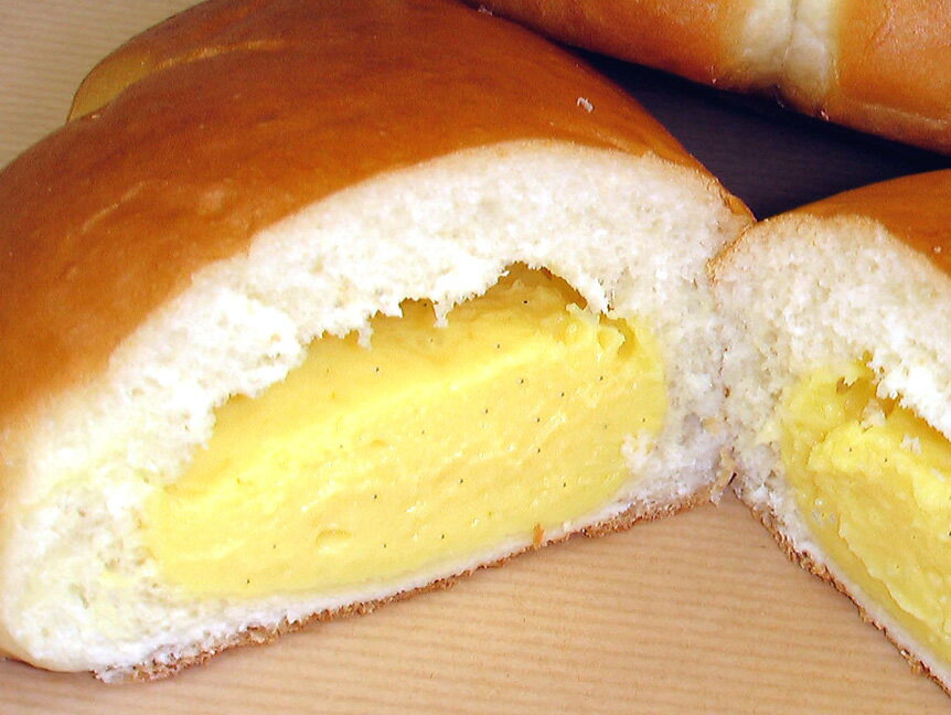 【クリームパン】手づくりのクレームパティシエールバニラビーンズを100％使用した本格カスタードクリーム。当店のロゴにもなった自慢のクリームパン（1個約60g）