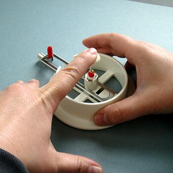 円切りカッター 品名 薄物円切りカッター アイボリー 品番C-1500P カラー ホワイト 適合本体/適合替刃 BDA-200P BSB-03P 刃入数 デザインD45° 刃×6枚 本体1枚 替刃5枚） 付属品 刃保護カバー センターゲージ