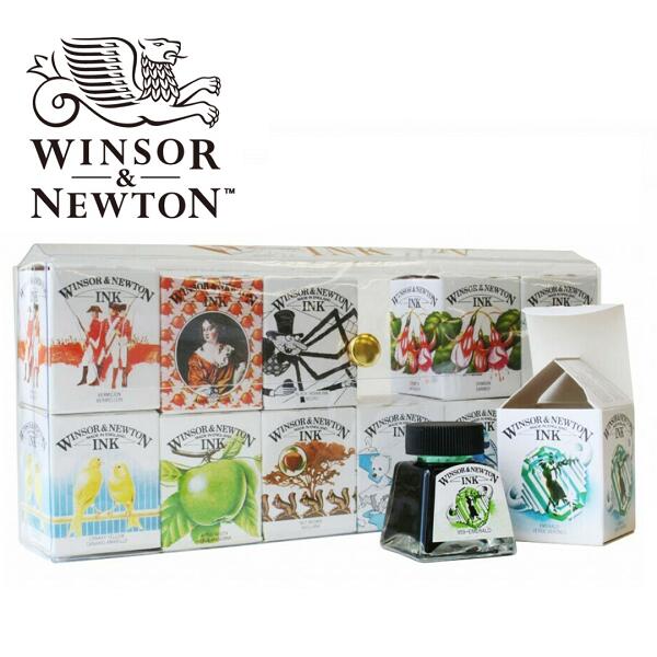 Winsor&Newton ウィンザー＆ニュートン ウィンザー＆ニュートンは、1832年に科学者のウィリアム・ウィンザーとアーティスト のヘンリー・ニュートンにより創立されました。 アートとサイエンスを融合させた絵具作りにより、アーティストのニーズに応えられる幅広い色の選択肢と耐久性を提供する事を目指したこの事業は、その科学的な厳密さと探究心により、ほんの数年で耐久性と透明度を併せもった絵具を、スタンダー ドなものとする事に成功しました。 これにより、ウィンザー＆ニュートンは世界で最も大きな画材メーカーとなり、世界中 のアーティストたちから愛され続けています。 12色セット ドローイングインク ドローイングインクは、色の鮮やかさを最も重要視するイラストレーターやデザイナーに長年愛用されてきました。インクはボトルから直接使うことができ、水で薄めて淡い色合いにしたり、透明感を増したりすることもできます。 また厚く塗った場合にはツヤのある仕上がりとなります。特徴 ◇ボトルから直接使用できます。 ◇水で薄めて淡い色合いにしたり、透明感を増したりすることもできます。 （※染料と溶液の分離を避けるため、必ず蒸留水を使用。） ◇厚く塗ると、光沢のある仕上がりになります。 ◇染料を含んでいるので、光に当たると褪色することがあります。 ◇混色もできますが、ゴールドとシルバーは、混ぜる時にインクが濃くなり過ぎないように、少量で使用して下さい。ドローイング インクがD.A.D.A銀賞（パッケージ部門）を受賞 著名なデザイナーであるマイケル・ピータースOBEは、ドローイングインクの象徴的なパッケージの制作を担当しました。これらのデザインは1973年にD.A.D.A silver award for a design programを受賞し、その後も、世界のデザインミュージアムで賞賛されています。 ウィンザー＆ニュートン インク一覧 8色12色25色ヘンリーウィリアム