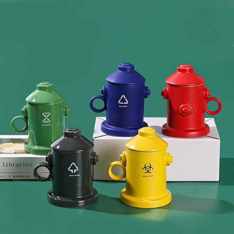 Rakuten - 【蓋付き】マグカップ 400ml 消火器 ゴミ箱 モチーフ セラミック 陶器 カップ コップ 蓋つき 大容量 おもしろ雑貨 インテリア おしゃれ かわいい 個性的 プレゼント ギフト 誕生日 男性 女性 景品 退職祝い 引っ越し祝い