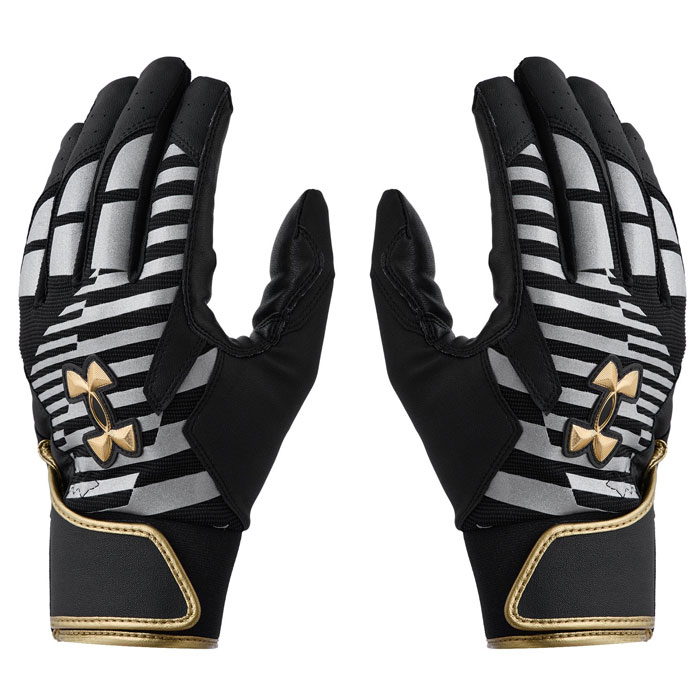 メーカー：UNDERARMOUR (アンダーアーマー)品名：UAクリーンアップ プロ バッティンググローブ品番：6001312-001●カラーBlack●サイズS/M/L多くの野球選手から信頼されるアンダーアーマーのバッティンググローブ。シープスキン風の柔らかい合成皮革が素手感覚をもたらす。前モデルからリスト部分を太くすることでより高いホールド感を実現。●キーワード: 野球 UNDERARMOUR アンダーアーマー バッティンググローブ当店は他ネット店舗と在庫を共用しております。在庫更新のタイムラグの為に販売できない可能性があります。万が一、在庫切れの際はご容赦下さいませ。