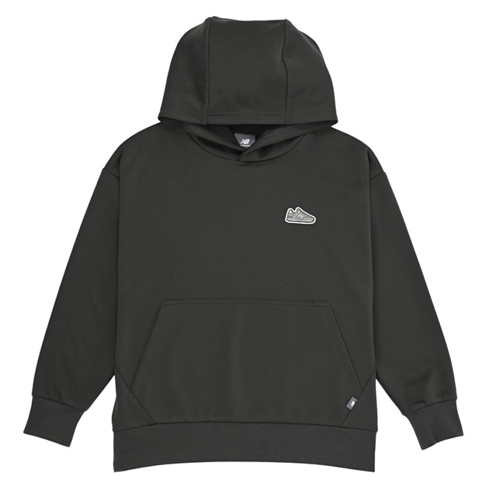 メーカー：ニューバランス (NewBalance)品名：シューパッチライトスウェットフーディー品番：ABT55562-BLK●素材ポリエステル97％・PU3％●カラーBLK(ブラックセメント)●生産国ベトナム●サイズ130/140/150/1602025年秋冬モデル胸元のシューズワッペンがワンポイントのスウェットフーディ。ハリコシのある風合いとほどよい厚みと質感を持つ、インレー編みのポリエステルで展開。左裾のロゴピスネーム、カンガルーポケット、リブ仕様の裾と袖口がカジュアルなシルエットを演出。春秋のスポーツからデイリーまで幅広く活躍するアイテム。●キーワード: ニューバランス　NewBalance　ジュニア　子供　キッズ　ウェア　トップス　パーカー　フーディー　長袖当店は他ネット店舗と在庫を共用しております。在庫更新のタイムラグの為に販売できない可能性があります。万が一、在庫切れの際はご容赦下さいませ。