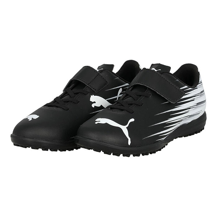 メーカー：プーマ (PUMA)品名：アタッカント 2 TT V JR品番：108499-01●アッパー人工皮革●アウトソールゴム底●ワイズレギュラーフィット●カラーPUMABlack-PUMAWhite●対応グラウンドターフコート ●生産国カンボジア固い土/人工芝グラウンドでのトレーニング対応。自信とスタイルを持って試合に臨み、スピードと正確さでコートを支配するプレーヤーのために作られたアタッカントIIフットボールブーツ。大胆でダイナミックなグラフィックとソフトな合成アッパーで、あらゆる足の動きを素早くコントロールできます。8才以上のお子様におすすめのサイズです。・つま先タイプ：ラウンドトゥ・ファスナー：ゴムとクイッククロージャー・ロープロファイルのマルチスタッドゴム底・ヒールタイプ：フラットヒール・裏地：テキスタイルキーワード: PUMA プーマ サッカー フットサル トレーニングシューズ トレシュー ジュニア Jr キッズ 子供当店は他ネット店舗と在庫を共用しております。在庫更新のタイムラグの為に販売できない可能性があります。万が一、在庫切れの際はご容赦下さいませ。