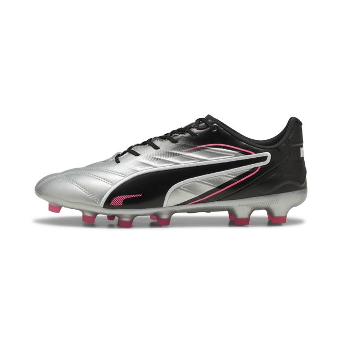 メーカー：プーマ (PUMA)品名：KING キング PRO HG/AG品番：108310-02●アッパー人工皮革+合成樹脂(ポリウレタン)●アウトソール合成樹脂底(ポリウレタン)●カラーPUMA Silver●対応グラウンド固い土のグラウンド用●生産国カンボジア産業廃棄物から再生されたリサイクルナイロンを使用したK-BETTERアッパーを採用した一足。K-BETTERアッパーは、繊維を絡み合わせた不織布ベースの作りで、天然皮革に近いフィット感、強度を併せ持っています。固い土でのグラウンドでの練習や試合に最適なサッカースパイクです。・K-BETTER繊維を絡め合わせたような作りの不織布ベースは天然皮革の構造に最も近く高いフィット感を生み出し今までにはない強度を併せもっています。表面の加工は水の侵入をしにくくすることで軽量性を保ち、変わらないフィット感がボールコントロールをサポートし続けます。・リサイクル素材使用より良い未来への一歩として、アッパーは20%以上リサイクル素材を使用しています。・レギュラータン構造でさまざまな足の形にフィット・軽量で取り外し可能なインソール・軽量円錐形スタッドで耐久性が高いTPUアウトソール・レギュラーからワイドフィット●キーワード: PUMA プーマ サッカー スパイク シューズ 土 大人当店は他ネット店舗と在庫を共用しております。在庫更新のタイムラグの為に販売できない可能性があります。万が一、在庫切れの際はご容赦下さいませ。