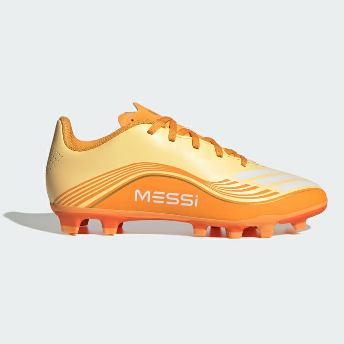 メーカー：アディダス (adidas)品名：キッズ F50 MESSI CLUB FG/MG品番：JQ0951●アッパー合成繊維・合成樹脂●アウトソール合成底●ワイズレギュラー●カラーアイスタンジェリン/ゴールドメタリック/ピュアタンジェリン●対応グラウンド土・人工芝・天然芝●生産国カンボジア2026年4月発売F50 メッシ CLUB FG/MG サッカースパイクの登場。試合の流れを自分でつくり出すジュニアプレーヤー向けに設計され、軽量でソフトな履き心地が特徴。フィット感やデザインにはメッシのこだわりが反映されている。合成素材のフローティングシュータンで通気性を確保。軽量合成アッパーがサポート力とクッション性を発揮し、俊敏な動きとスピードあるプレーを後押しする。FG/MG対応のソールユニットを搭載し、天然芝・人工芝のどちらでも安定したグリップ力を発揮。さまざまなピッチに対応する。アウトソールは短めの天然芝での安定性とコントロール力を高める、確かなグリップ力を備えている。調節可能なシューレースにより、足をしっかりとホールド。ピッチ上でのパフォーマンスを支えるフィット感を実現する。ヒールにあしらわれたメッシロゴをはじめとするアイコニックなブランディングが、スタイルとインスピレーションを添える。アディダスのイノベーションとヘリテージが融合したこのスパイクで、サッカーの高揚感を体験しよう。●キーワード: adidas アディダス F50 サッカー スパイク シューズ 土 人工芝 天然芝 ジュニア Jr キッズ 子供 MESSI リオネル・メッシ当店は他ネット店舗と在庫を共用しております。在庫更新のタイムラグの為に販売できない可能性があります。万が一、在庫切れの際はご容赦下さいませ。