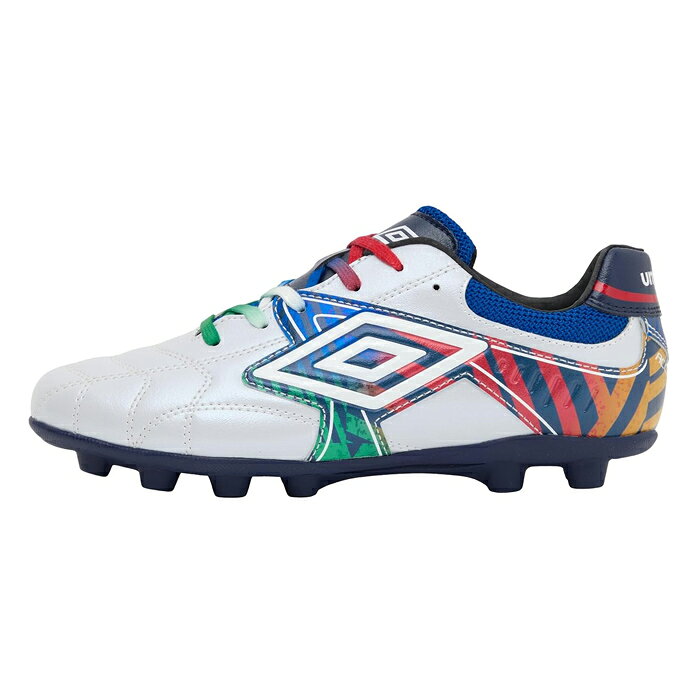 メーカー：アンブロ (umbro)品名：アクセレイター RB J WD HG RK品番：UF6SCSB4J-WHNV●アッパー合成皮革・合成繊維●アウトソールゴム底●ワイズワイド●カラーホワイト/ネイビー/ホワイト●対応グラウンド土・人工芝・天然芝●生産国ミャンマー『ACCERATOR』シリーズのスタータープレーヤー向けシューズ。日本国内企画のラスト。アンブロが持つフィッティングサポートファンクションのAフレームを補強パーツとして採用することで、中足部から後足部にかけてのホールド感と安定性をサポート。ジュニア世代の足への負担を考えたクッション性のあるラバー製スパイクソール。アッパー材全体に耐久性のある合成皮革を採用。前足部のステッチは足あたりに考慮して配置。地面からの突き上げを感じやすい踵部分に衝撃緩衝材『U/メモリーF』を搭載。シューホール位置を見直し、フィット感に考慮した設計。取り外し可能なEVAインソール。1994年アメリカW杯当時にアンブロを着用していたイングランド・メキシコ・ブラジルそれぞれの国旗のカラーでグラフィックを表現。●キーワード: umbro アンブロ ACCERATOR アクセレイター サッカー スパイク シューズ 土 人工芝 天然芝 ジュニア Jr キッズ 子供当店は他ネット店舗と在庫を共用しております。在庫更新のタイムラグの為に販売できない可能性があります。万が一、在庫切れの際はご容赦下さいませ。