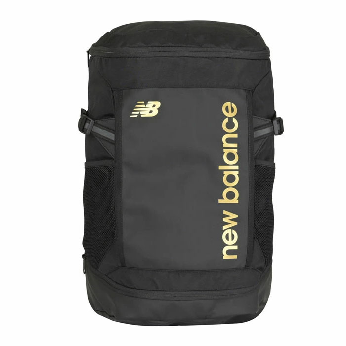メーカー：ニューバランス (NewBalance)品名：トップローディングバックパック35L品番：AC3021S-BLG●素材ポリエステル、合成皮革●カラーブラック×ゴールド●生産国ベトナム製●サイズW33×H50×D22cm耐久性に優れた600D生地を使用し、マット調のPUコーディング＆撥水ファスナーで水や汚れにも強い仕様。メインルームにはノートPC用ポケットと水筒ホルダー、天蓋にファスナー付きポケット、左右のメッシュポケット、早朝・夜間の視認性を高めるリフレクトテープなど機能性抜群。●キーワード: NewBalance ニューバランス トップローディングバックパック35L サッカー フットサル リュック 大人 学生 スポーツ トレーニング 通学 通勤当店は他ネット店舗と在庫を共用しております。在庫更新のタイムラグの為に販売できない可能性があります。万が一、在庫切れの際はご容赦下さいませ。