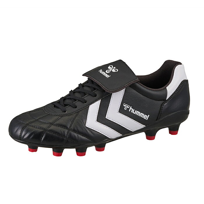 メーカー：ヒュンメル (hummel)品名：ヴォラート3 PRO OLD SCHOOL WIDE品番：HAS1253W-9020●アッパーカンガルーレザー×人工皮革●アウトソール合成樹脂●ワイズワイド(3E相当)●カラーブラック×レッド●対応グラウンド土・人工芝・天然芝●生産国ベトナム製2026年7月発売1990年前後に発売していたモデルをインスパイアしたクラシックモデル。 折り返しタンにアイコニックな太いシェブロンライン、アウトソールにあしらったデンマークカラーが特徴。 アッパー前足部にはカンガルーレザー、中足部以降にしなやかな人工皮革「ナノフィットスキン」を採用することで優れたフィッティングを実現。 アウトソールは軽量性・反発性に優れたナイロン樹脂をベースに、スタッド部分へ耐摩耗性に優れたウレタン樹脂を採用。 3E相当のワイドラストを採用。・ナノフィットスキン・KaRVO・グリップインソール●キーワード: hummel ヒュンメル VORART ヴォラート サッカー スパイク シューズ 大人 メンズ レディース ユニセックス当店は他ネット店舗と在庫を共用しております。在庫更新のタイムラグの為に販売できない可能性があります。万が一、在庫切れの際はご容赦下さいませ。