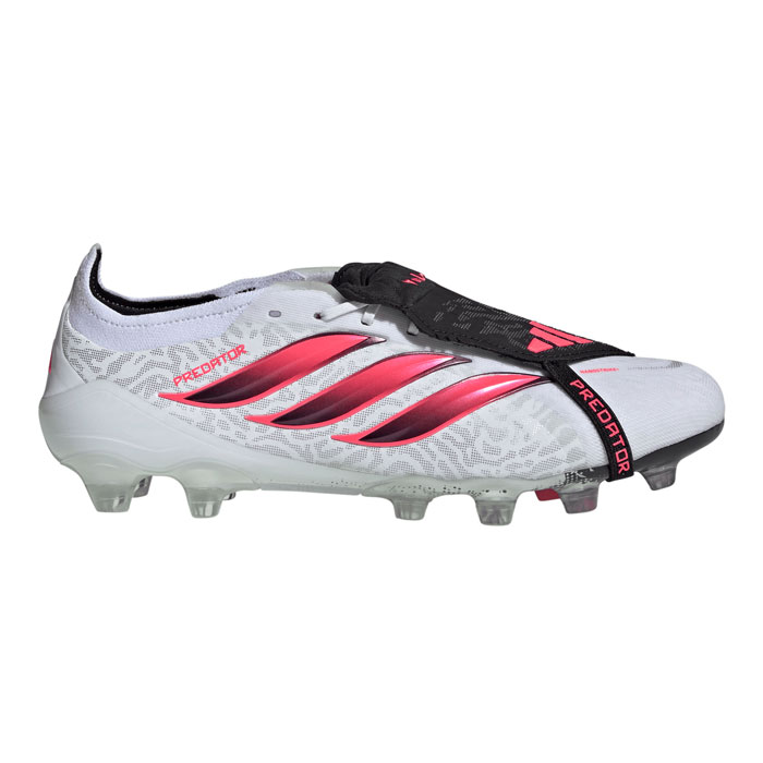 メーカー：アディダス (adidas)品名：PREDATOR ELITE FT HG/AG JAPAN品番：IH7128●アッパー合成繊維・合成樹脂●アウトソール合成底●ワイズレギュラー●カラーCloud White / Solar Turbo / Core Black●その他仕様ラスト：ジャパンマイクロフィットラスト●対応グラウンド土・人工芝・天然芝2026年7月発売プレデター ELITE フォールディングシュータン HG/AG サッカースパイク / 土・人工芝・天然芝用で、自分のポテンシャルを解き放とう。ゴールを奪うことにこだわり続けてきたプレーヤーのスピリットを受け継いだ一足。大胆なルックスと洗練されたテクノロジーが、ボールコントロールとフィニッシュの精度を引き上げる。Nanostrike+メッシュアッパーが、足を包み込むようなソフトさと、まるで何も履いていないような軽さを両立。内蔵されたラバーグリップエレメントが、ピッチコンディションを問わず、狙い通りの一撃をサポートする。アイコニックなフォールディングシュータンがフラットで安定したストライクエリアを生み出し、サッカー史に刻まれたプレデターの系譜を受け継ぐ。プライムニットアッパーが足をシームレスに包み込み、プレー中の自然な足の広がりをしなやかにサポートする。ミッドフットに搭載されたPowerspineテクノロジーが安定性を高め、力強いキックを後押しし、一蹴りごとに試合をコントロールするプレーを引き出す。足裏にはストライクフレーム仕様の軽量フルレングスプレートを採用し、ハードグラウンドで優れたグリップ力を発揮する。スタイルと革新性、パフォーマンスを兼ね備えた一足が、キックオフから試合終了の笛が鳴るまで、ピッチでの主導権を握り続ける力を与える。キーワード: adidas アディダス PREDATOR プレデター サッカー スパイク シューズ 土 人工芝 大人当店は他ネット店舗と在庫を共用しております。在庫更新のタイムラグの為に販売できない可能性があります。万が一、在庫切れの際はご容赦下さいませ。