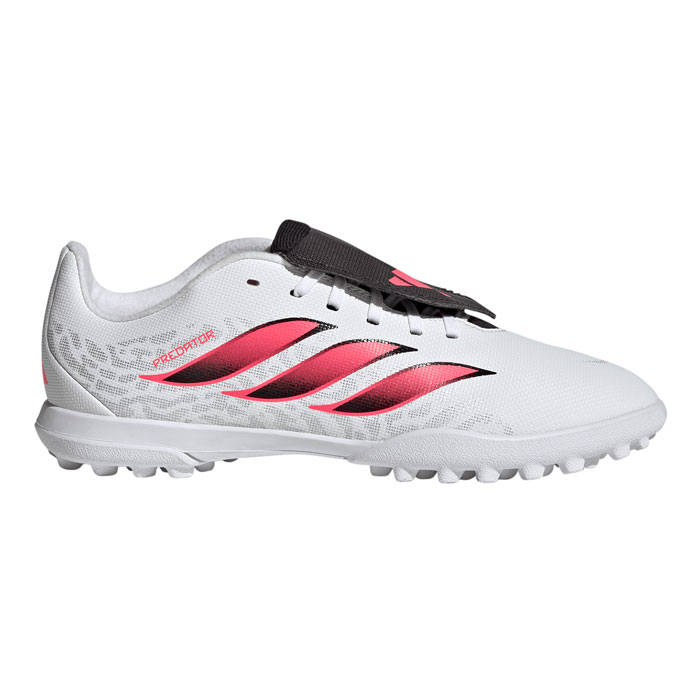 メーカー：アディダス (adidas)品名：PREDATOR CLUB FT TF J品番：KJ6741●アッパー合成皮革●アウトソールゴム底●ワイズレギュラー●カラーCloud White / Solar Turbo / Core Black●対応グラウンド人工芝・ターフコート2026年7月発売キッズ プレデター CLUB フォールディングシュータン ターフ用（トレーニングシューズ）とともに、ピッチに踏み出す一歩に自信を宿すキッズたち。コントロールと精度のレガシーにインスパイアされ、大きな夢を抱き、アグレッシブにプレーするジュニアプレーヤーのために仕立てられた一足。アイコニックなフォールディングシュータンが、フラットで蹴りやすいシュート面を生み出し、学校の練習でも週末の試合でも、一蹴り一蹴りに力を与える。ソフトな合成素材のアッパーが快適さと柔軟性を備え、さらに表面のテクスチャー加工によりグリップ力を高め、子どもたちがプレーに集中できるようサポートする。ターフコート向けにデザインされたラバーアウトソールが、信頼できるグリップ力を発揮し、スピードのある展開でも足元をしっかりと支える。成長期のアスリートたちが自分の可能性を切り開き、ゴールに向かって挑み続けられるよう、アディダスは一つひとつのディテールにこだわって設計している。ファーストタッチから試合終了のホイッスルまで、クラシックなサッカースタイルと実用的な機能を融合。サッカーを思いきり楽しみたい子どもたちにも、しっかり選びたい保護者にも応える信頼の一足。キーワード: adidas アディダス PREDATOR プレデター サッカー フットサル トレーニングシューズ トレシュー 人工芝 ターフ ジュニア Jr キッズ 子供当店は他ネット店舗と在庫を共用しております。在庫更新のタイムラグの為に販売できない可能性があります。万が一、在庫切れの際はご容赦下さいませ。
