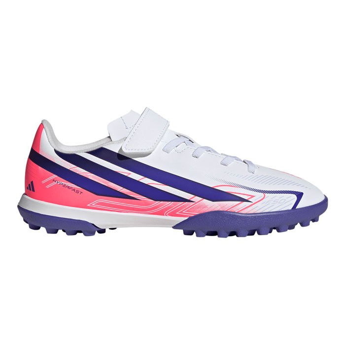 メーカー：アディダス (adidas)品名：F50 HYPERFAST CLUB H&L TF J品番：KK1337●アッパー合成皮革●アウトソールゴム底●ワイズレギュラー●カラーCloud White / Solar Purple / Solar Turbo●対応グラウンド人工芝・ターフコート2026年7月発売キッズ F50 ハイパーファスト Club 面ファスナー TF サッカー / ターフ用（トレーニングシューズ）で、子どものエネルギーを解き放つ。「Cause Chaos」のデザインストーリーにインスパイアされた、大胆なプレーを目指す若きプレーヤー向けモデル。ラバーアウトソールはターフコート用に設計され、グリップ力が高く、プレーへの集中をサポート。伸縮性のあるシューレースと面ファスナー式のクロージャーで、着脱もスムーズ。自分で準備しやすい仕様。スピードを追求した合成アッパーはエンボス加工のテクスチャーが特徴で、繊細なボールタッチとコントロールを実現。レギュラーフィット設計で、長時間でも快適な履き心地。スリーストライプスのブランディングが、若いアスリートをアディダスのパフォーマンスレガシーとつなげる。大胆に、自信を持って動く子どものパフォーマンスに応える一足。キーワード: adidas アディダス F50 サッカー フットサル トレーニングシューズ トレシュー 人工芝 ターフ ジュニア Jr キッズ 子供当店は他ネット店舗と在庫を共用しております。在庫更新のタイムラグの為に販売できない可能性があります。万が一、在庫切れの際はご容赦下さいませ。