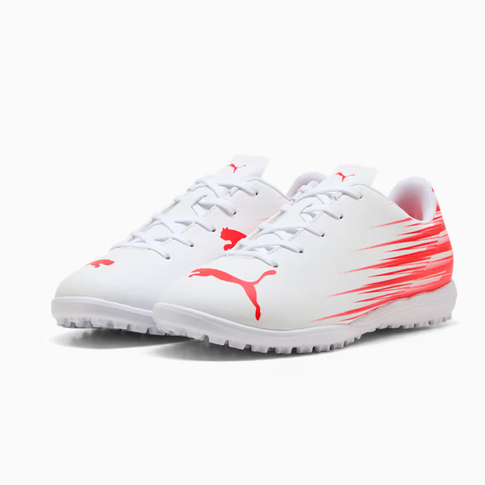 メーカー：プーマ (PUMA)品名：アタッカント II TT Jr品番：108497-10●アッパー人工皮革●アウトソールゴム底●カラーPUMA White-Ultra Red自信とスタイルを持って試合に臨み、スピードと正確さでコートを支配するプレーヤーのために作られたアタッカントIIフットボールブーツ。大胆でダイナミックなグラフィックとソフトな合成アッパーで、あらゆる足の動きを素早くコントロールできます。細部まで計算されたデザインが、切り返しやダッシュ、シュートなど多様なプレーをサポートし、攻守両面でパフォーマンスを引き出します。軽量構造により長時間のプレーでも疲れにくく、初めての試合から練習まで幅広いシーンで活躍。8才以上のお子様におすすめのサイズで、成長期のキッズプレーヤーにぴったりの一足です。キーワード: PUMA プーマ アタッカント II TT Jr トレーニング トレシュー ターフ 天然芝 人工芝 土 ジュニア こども キッズ当店は他ネット店舗と在庫を共用しております。在庫更新のタイムラグの為に販売できない可能性があります。万が一、在庫切れの際はご容赦下さいませ。