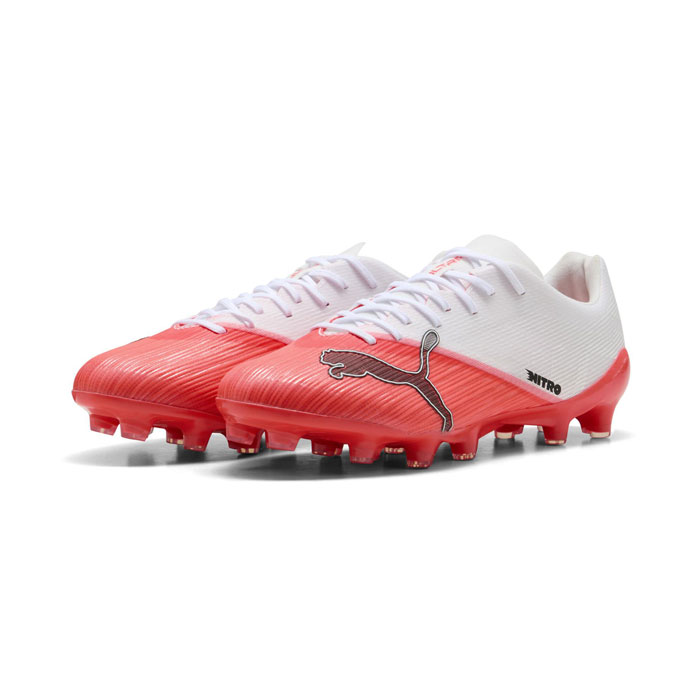 メーカー：プーマ (PUMA)品名：ウルトラ ニトロ 7 プロ HG/AG品番：109233-01●アッパー合成樹脂●アウトソール合成樹脂●カラーUltra Red-PUMA Black-PUMA White●対応グラウンド天然芝・人工芝・土ULTRA NITRO 7 PROは、スピードを求めるプレーヤーのために開発された高性能サッカースパイクです。軽量設計と優れた反発力を兼ね備え、瞬時の動き出しからトップスピードまで、あらゆるプレーで加速力を引き出します。土、人工芝、天然芝に対応したHGモデルで、日本の多様なグラウンド環境に適した一足です。アッパーには、2種類の軽量ポリエステルメッシュを組み合わせたデュアルメッシュ構造を採用。前足部には柔軟性に優れたメッシュを使用することで、スピードに乗った状態でも正確なボールコントロールをサポートします。一方で、中足部からかかとにかけては耐久性とサポート性に優れたメッシュを配置し、安定したホールド感と力強い推進力を実現。さらに、全面に配置された極薄の軽量PUフィルムが足をしっかり支え、ボールコントロール性能の向上とシューズの保形性・耐久性を高めています。クッショニングには、PUMA独自の革新的フォームテクノロジー「NITROFOAM」を搭載。インナーボードとフットベッドの両方にフルレングスで採用することで、軽量性と爆発的な反発力を両立し、一歩目の加速や素早い切り返しをサポートします。アウトソールには、日本のプレーヤーのために開発された軽量HG/AGアウトソールを採用。Pebaxとポリウレタン素材により軽量化を実現しながら、高い耐久性と安定性を確保しています。グリップ力を高める溝付きスタッドと、効率的に配置された楕円形スタッドが力強い蹴り出しをサポートし、中足部に内蔵されたシャンクが反発力を生み出すことで、スピードプレーに必要な加速性能を最大限に引き出します。また、日本人プレーヤーの足型に合わせたジャパンラストを採用し、快適なフィット感を実現。独立型シュータン構造により着脱がしやすく、好みに合わせたフィット感の調整も可能です。ライトウェイト HG/AG アウトソール：日本でプレーをする全てのプレーヤーの為に開発された軽量HG/AGソール。ベースにPebaxとポリウレタンを使用する事で軽量化を図りつつ、ウルトラ最大の特徴である加速力をHG/AGソールにおいても発揮。土、人工芝はもちろん、天然芝でも使用可能な全グラウンド対応のウルトラ専用に開発された軽量ニュースピード HG/AG アウトソール。メッシュアッパー：アッパーのベースメントには、軽量ポリエステル素材2種で構類成のされたメッシュ素材を採用。前足部には柔軟性の高い軽量メッシュを採用し、トップスピードで走行する際の精確なボールコントロールを可能にする。中側部から踵にかけては保形性、耐久性の高い軽量メッシュで構成されており、スピードプレイヤーの前への推進力をサポートする。アッパーがスパイクの軽さを生み出し、更なるスピードを生み出す。NITROFOAM：爆発的な反発力と軽量性を両立したPUMA独自の革新的なランニングテクノロジーであるNITROフォームをストローベル製法でインナーボードにフルレングスでセット。加えて、モールデッド フッドベッドにもNITROフォームをフルレングスでセットし、一瞬の加速力を最大化する。スタッド：HG/AGソールスタッドは地面からの反発を分散させる為にFGと比較しやや太めの口径を採用。スタッドチップには、溝を入れ込むことで加速を生む蹴り出しの際にグリップ力を発揮。楕円形で方向を効果的に配置されたスタッドによって、加速の為の蹴りだしをサポート。また、中足部に内蔵されたシャンクが安定感をもたらしつつ、蹴り出し時の反発を生み加速をサポートする。独立型のシュータン構造で、着脱がスムーズであり、フィッティングの調可能。アッパーサポート：極薄で軽量PUのフィルムで形成されたグリップ素材を採用。全面を覆うことで、スピードに乗った際のボールコントロール性を高めるだけでなく、シューズの保形性、耐久性もサポート。強度の高いゲームでも、ホイッスルが鳴る最後までプレイヤーの足に合った形状を保持しサポートする。キーワード: PUMA プーマ ウルトラ ニトロ 7 プロ HG/AG サッカー スパイク シューズ 天然芝 人工芝 土 大人 メンズ レディース当店は他ネット店舗と在庫を共用しております。在庫更新のタイムラグの為に販売できない可能性があります。万が一、在庫切れの際はご容赦下さいませ。