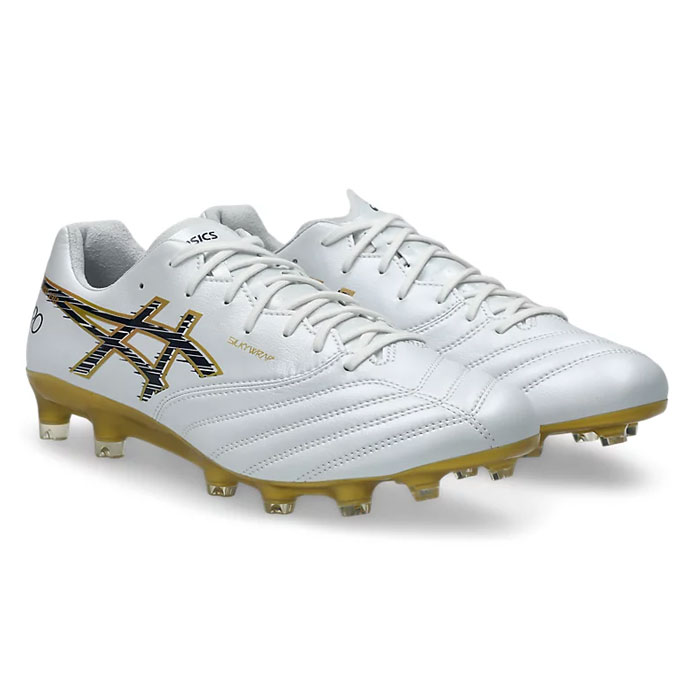 メーカー：アシックス (asics)品名：DS LIGHT X-FLY PRO 3品番：1101A072-106●アッパー人工皮革(合成皮革)・合成樹脂●アウトソール合成底(ナイロン)・合成底(ウレタン)●ワイズSTANDARD●カラーWhite/Midnight●対応グラウンド天然芝・人工芝・土●生産国ベトナム製スピードとフィットを求めるエリートプレーヤーへ。DFを置き去りにするスプリントを。柔軟性/耐久性に優れた素材「SILKYWRAP」をアッパー全面に採用。素足感覚の繊細なボールタッチを可能にするやわらかさと足馴染みで、試合終盤まで優れたフィット感を維持。ダッシュ一歩目に注目し、縦のグリップが効きやすいようにつま先から2列目のスタッドをブレード形状に近づけ、角度も蹴り出し方向へグリップが効くよう形状などアップデート。高い推進力を得るためのアウターソールで選手のパフォーマンスをサポート。キーワード: asics DS LIGHT X-FLY PRO 3 アシックス サッカー スパイク シューズ 天然芝 人工芝 土 大人 メンズ レディース当店は他ネット店舗と在庫を共用しております。在庫更新のタイムラグの為に販売できない可能性があります。万が一、在庫切れの際はご容赦下さいませ。