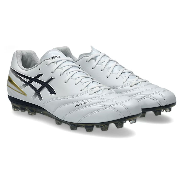 メーカー：アシックス (asics)品名：DS LIGHT PRO AG品番：1103A127-103●アッパー人工皮革(合成皮革)・合成樹脂●アウトソール合成底(ウレタン)●ワイズSTANDARD●カラーWhite/Midnight●対応グラウンド人工芝●生産国ベトナム製フィット感の追求で進化したDS LIGHT PROのAGモデルDS LIGHT PRO AGは、耐久性と快適性、パフォーマンスの向上を求める上級者から初心者までのサッカー選手に適しています。アッパー前足部にSILKYWRAPを採用し、優れたフィット感を追求。さらにミッドソールのGELテクノロジーが、ストップやスタート時の衝撃を軽減し、長時間のプレーでも足への負担を軽減するよう設計されています。人工芝でのプレーに適したモデルです。キーワード: asics DS LIGHT PRO AG アシックス サッカー スパイク シューズ 人工芝 大人 メンズ レディース当店は他ネット店舗と在庫を共用しております。在庫更新のタイムラグの為に販売できない可能性があります。万が一、在庫切れの際はご容赦下さいませ。
