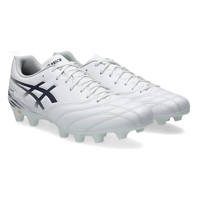 メーカー：アシックス (asics)品名：DS LIGHT CLUB WIDE品番：1103A128-103●アッパー人工皮革(合成皮革)●アウトソール合成底(ウレタン)●ワイズWIDE●カラーWhite/Midnight●対応グラウンド天然芝・人工芝・土●生産国ベトナム製DS LIGHT PROのデザインと連動したNEWエントリーモデル。DS LIGHT CLUBは、快適性と耐久性を求める上級者から初心者までのサッカープレーヤーに適しています。アッパーには立体縫製技術を採用し、フィット感の向上と全体的な快適性を追求しています。さらに、fuzeGELテクノロジーにより、ストップやスタート時の衝撃を軽減し、優れたクッション性を体感できます。キーワード: asics DS LIGHT CLUB WIDE アシックス サッカー スパイク シューズ 天然芝 人工芝 土 大人 メンズ レディース当店は他ネット店舗と在庫を共用しております。在庫更新のタイムラグの為に販売できない可能性があります。万が一、在庫切れの際はご容赦下さいませ。