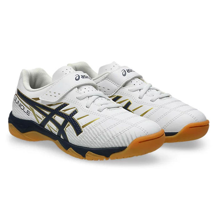 メーカー：アシックス (asics)品名：JUNIOLE 7 IN品番：1104A055-103●アッパー人工皮革(合成皮革)●アウトソールゴム底●カラーWhite/Midnight●生産国ベトナム製ジュニアプレーヤーのためのインドア用ファーストサッカートレーニングシューズ。JUNIOLE 7 IN は、成長中の子供の足をサポートするためにキッズ専用ラストで設計されており、ベルトでフィット感を調節可能。アッパーに内蔵した成型ヒールカウンターでかかとをしっかりとサポートし、アウターソール前足部の屈曲溝により走りやすく。キーワード: asics JUNIOLE 7 IN アシックス サッカー インドアシューズ 屋内 体育館 ジュニア キッズ こども当店は他ネット店舗と在庫を共用しております。在庫更新のタイムラグの為に販売できない可能性があります。万が一、在庫切れの際はご容赦下さいませ。