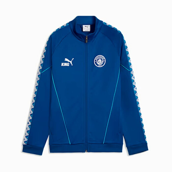 メーカー：プーマ (PUMA)品名：26-27 キッズ マンチェスターシティ FC キング アンセム ジャケット品番：786298-31●素材本体：ポリエステル63%、コットン37%リブ：ポリエステル93%、ポリウレタン7%ポケット裏地：ポリエステル100%付属品：ポリエステル100%●カラーSpeedy Blue-PUMA White●サイズ140：すそ周り72 / ゆき66.5 / 後ろ丈52 / 胸囲83152：すそ周り78 / ゆき72.5 / 後ろ丈56 / 胸囲87164：すそ周り85 / ゆき78 / 後ろ丈63 / 胸囲94(cm)※インポートサイズです。2026-27シーズン伝説的なPUMA KINGサッカーシューズの伝統を称える「KING」レジャーウェアコレクション。旅行やオフの日にも自然に取り入れやすく、さりげなくクラブへの想いを表現できる仕上がりとなっています。さらに、程よいハリ感と軽やかさを兼ね備えたスペーサー素材が、快適な着心地と美しいシルエットを両立。dryCELLテクノロジーが汗を素早く吸収・発散し、日常からアクティブなシーンまでドライな状態をキープします。再生素材を50%以上使用した環境配慮の設計もポイントです。スリムなシルエットとフルジップ仕様により、すっきりと洗練された印象を演出し、裾と袖口のゴムがフィット感を高めます。マンチェスター・シティとPUMAのロゴがアクセントとなり、幅広いシーンで活躍する一着です。デザイン：Lifestyle by PUMAシルエット：スリム丈：スタンダード主な材質：スペーサー開閉：フルジップ長袖裾と袖口にゴム入りマンチェスター・シティとプーマのブランドロゴPUMA ユース：8歳から16歳までのお子様におすすめ●キーワード: PUMA プーマ MCFC KING Anthem Jacket Jr マンチェスターシティ ジャージ ジャケット トレーニングウェア 長袖 ジュニア キッズ 子供 クラブチーム当店は他ネット店舗と在庫を共用しております。在庫更新のタイムラグの為に販売できない可能性があります。万が一、在庫切れの際はご容赦下さいませ。