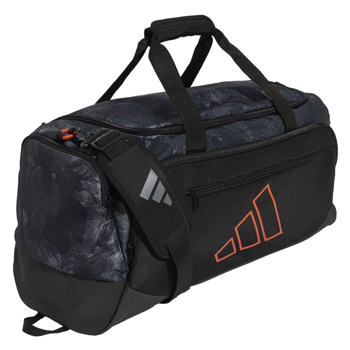 メーカー：アディダス (adidas)品名：トレーニングダッフルバッグ品番：CW559-KT0657●素材リップストップ(ポリエステル100%)●カラーカーボン/グレーシックス/カレッジオレンジ●生産国インドネシア製●サイズ33×62.9cm(60L)トレーニングに本気で向き合う人のための、機能とデザインが融合したトレーニング ディフェンダー グラフィック ダッフルバッグ ミディアム。カモ柄やロック、ストーンプリントからインスピレーションを得たデザインが、ジム通いのテンションを高めてくれる。アスリートやフィットネスを楽しむ人々に向けて、容量たっぷりのメインコンパートメントと安心感のあるフロントジップを備えた構造。耐久性に優れたリップストップ素材に、調節・着脱可能なストラップを組み合わせ、日々の移動もストレスフリーにサポートする。十分なパッド入りで快適な持ち心地をかなえつつ、多忙なトレーニングスケジュールに寄り添う汎用性を備えたデザイン。トレーニングに向き合う日々を支えるパートナーとして、アディダスが自信を持って送り出すバッグ。調節可能で取り外しが可能なストラップ。●キーワード: adidas アディダス トレーニングダッフルバッグ サッカー フットサル かばん バッグ 大容量 遠征 練習 試合 スポーツ トレーニング スポーツバッグ ボストンバッグ当店は他ネット店舗と在庫を共用しております。在庫更新のタイムラグの為に販売できない可能性があります。万が一、在庫切れの際はご容赦下さいませ。
