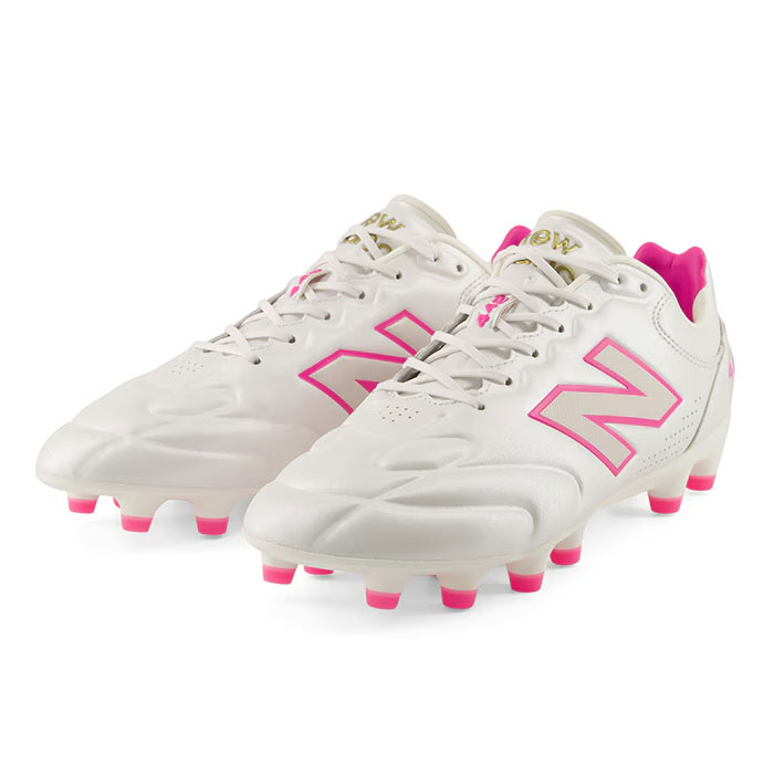 メーカー：ニューバランス (NewBalance)品名：442 Elite HG/AG V3品番：U41H4T3D●アッパー人工皮革●アウトソール合成樹脂底●ワイズD レギュラー●カラーWHITE/PINK●対応グラウンドハードグラウンド・人工芝●生産国ベトナム製2026年3月発売エリートレベルのプレーヤー向けに設計されたスパイク。コンプレッションモールドEVAインサートによる快適性と、応答性の高いハードグラウンド＆人工芝対応ナイロンアウトソールを備えています。・クラシックなUスロートカラーとフローティングタン・圧縮成型EVAインサートで軽量なクッション性と快適な履き心地・デボス加工を施した一体型プレミアムマイクロファイバーPU・パフォーマンスソックライナー・ヒール部分にDomed 442ジェリーを搭載・安定性と立体感をもたらす、クラフト感のある3ピース構造キーワード: NewBalance ニューバランス サッカー スパイク シューズ 土 人工芝 天然芝 大人当店は他ネット店舗と在庫を共用しております。在庫更新のタイムラグの為に販売できない可能性があります。万が一、在庫切れの際はご容赦下さいませ。