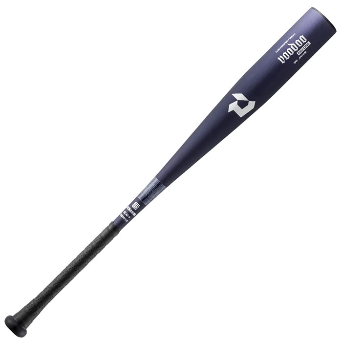 メーカー：ディマリニ (DeMARINI)品名：ディマリニ・ヴードゥ TP ONE 中学硬式用品番：WD2600301●素材金属製(超々ジュラルミン/JX14S)●カラーDブラック●バランスミドルバランス●生産国日本製/日米共同開発●サイズ最大径：平均φ67mm・8279(82cm/790g平均)・8380(83cm/800g平均)2026年秋冬モデル高打球音。反発にこだわった振り抜けるミドルバランスモデル。ウレタン製フレアパッド装着縦研磨加工エンドキャップ：3FUSION DISHキャップグリップテープ：WB5745501●キーワード: ウィルソン　Wilson　ディマリニ　DeMARINI　ヴードゥ　中学硬式　中学生　金属　バット　ミドルバランス当店は他ネット店舗と在庫を共用しております。在庫更新のタイムラグの為に販売できない可能性があります。万が一、在庫切れの際はご容赦下さいませ。