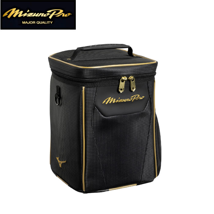 メーカー：Mizuno Pro (ミズノプロ)品名：グラブケース品番：1FJCD903●素材合成皮革（PVC）●カラー09：ブラック●生産国中国製●サイズ商品本体サイズL21×W21×H30cm製品質量約1000g容量約12L2026年秋冬グラブ1個をしっかり収納できるグラブケース。持ち運びに便利なコンパクトサイズ。●メンテナンスキットなどを収納できる小物ポケット。●タオルなどを収納できるアウトポケット。●消臭機能付き●フェンスやバッグに掛けられるバックル付き●キーワード: MIZUNOPRO ミズノプロ シューズケース シューズ入れ 野球 部活 靴入れ バッグ 鞄当店は他ネット店舗と在庫を共用しております。在庫更新のタイムラグの為に販売できない可能性があります。万が一、在庫切れの際はご容赦下さいませ。