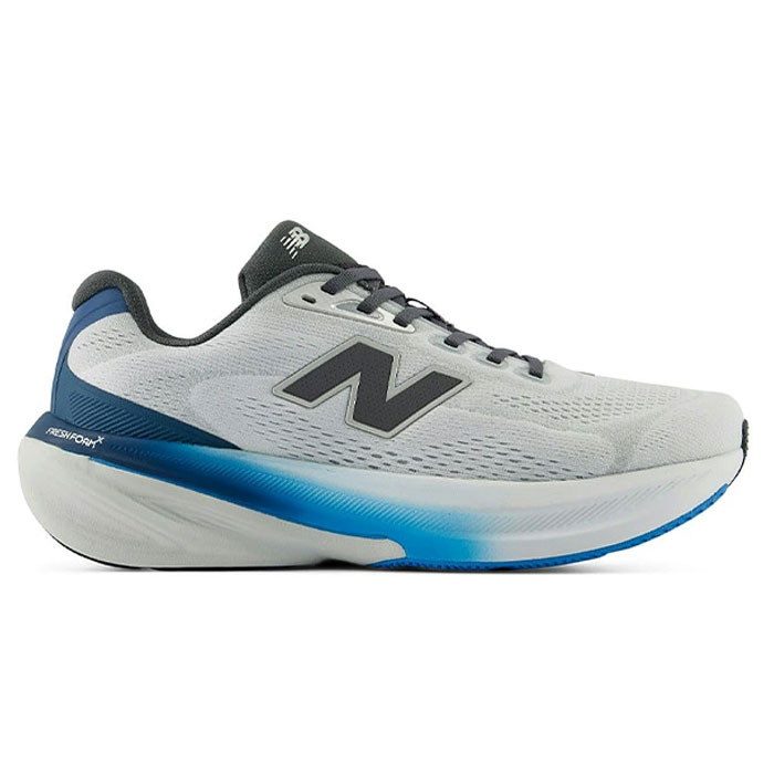 メーカー：ニューバランス (NewBalance)品名：Fresh Foam X 860 v15品番：M8609N12E●アッパー合成繊維●アウトソールゴム底●ミッドソール合成底●ワイズ2E●カラーWHITE/BLUE走行時の安定性に優れたスタビリティモデル｢Fresh Foam X 860 v15｣に、シーズナルカラーが登場。厚みを見直し、硬度の異なる2種類の素材を組み合わせた2層構造のミッドソールが、足の形状に沿う新形状のEVAボードと連動し、快適な走行をアシスト。カップ形状の踵部がブレの抑制とフィット感を提供し、接地面を改良したヒール構造が安定性と足抜けの良さを発揮。キーワード:野球 NewBalance ニューバランス ランニングシューズ Fresh Foam X 860 v15 ランシュ ランニング ウォーキング ジョギング 靴 メンズ 大人 スポーツ トレーニング