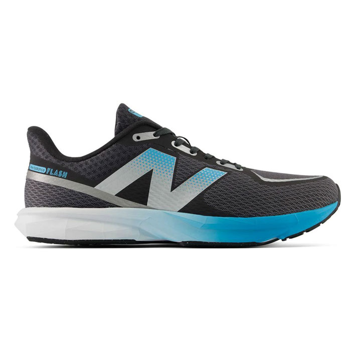 メーカー：ニューバランス (NewBalance)品名：DynaSoft Flash v7品番：MFLSH94KD●アッパー合成繊維、合成樹脂●アウトソールゴム底●ミッドソール合成底●ワイズD●カラーBLACK/BLUEランニングからトレーニングまで幅広く使えるデイリートレーナー「FLASH v7」に、シーズナルカラーが登場。弾力性と耐久性に優れたDynaSoftミッドソールに、フィット性と通気性を高めたノーソーアッパーを採用。前後左右のグリップ性に優れたフルレングスのラバーアウトソールが、部活動やデイリーユースに対応する耐久性と20mm以下の薄底も実現。約240gの軽量設計が特長的な一足。キーワード:野球 NewBalance ニューバランス ランニングシューズ DynaSoft Flash v7 ランシュ ランニング ウォーキング ジョギング 靴 メンズ 大人 スポーツ トレーニング