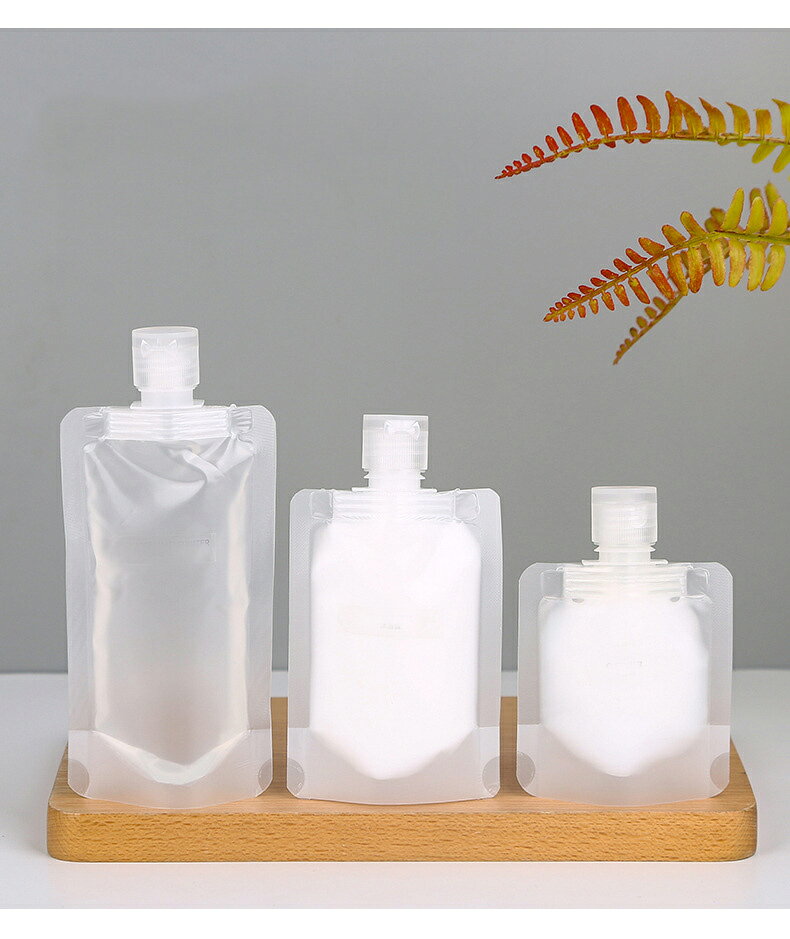 サイズ 30ml 50ml 100ml サイズについての説明 サイズ：30ml(8*10.2cm/7.5g) 50ml(8*11.2cm/8g) 100ml(9*15.5cm/9g)※素人採寸ですので、1-3mm程度の誤差がある場合がございます。 素材 PEL 色 10個セット 備考 ●サイズ詳細等の測り方はスタッフ間で統一、徹底はしておりますが、実寸は商品によって若干の誤差(1cm～3cm )がある場合がございますので、予めご了承ください。 ●製造ロットにより、細部形状の違いや、同色でも色味に多少の誤差が生じます。 ●パッケージは改良のため予告なく仕様を変更する場合があります。 ▼商品の色は、撮影時の光や、お客様のモニターの色具合などにより、実際の商品と異なる場合がございます。あらかじめ、ご了承ください。 ▼生地の特性上、やや匂いが強く感じられるものもございます。数日のご使用や陰干しなどで気になる匂いはほとんど感じられなくなります。 ▼同じ商品でも生産時期により形やサイズ、カラーに多少の誤差が生じる場合もございます。 ▼他店舗でも在庫を共有して販売をしている為、受注後欠品となる場合もございます。予め、ご了承お願い申し上げます。 ▼出荷前に全て検品を行っておりますが、万が一商品に不具合があった場合は、お問い合わせフォームまたはメールよりご連絡頂けます様お願い申し上げます。速やかに対応致しますのでご安心ください。