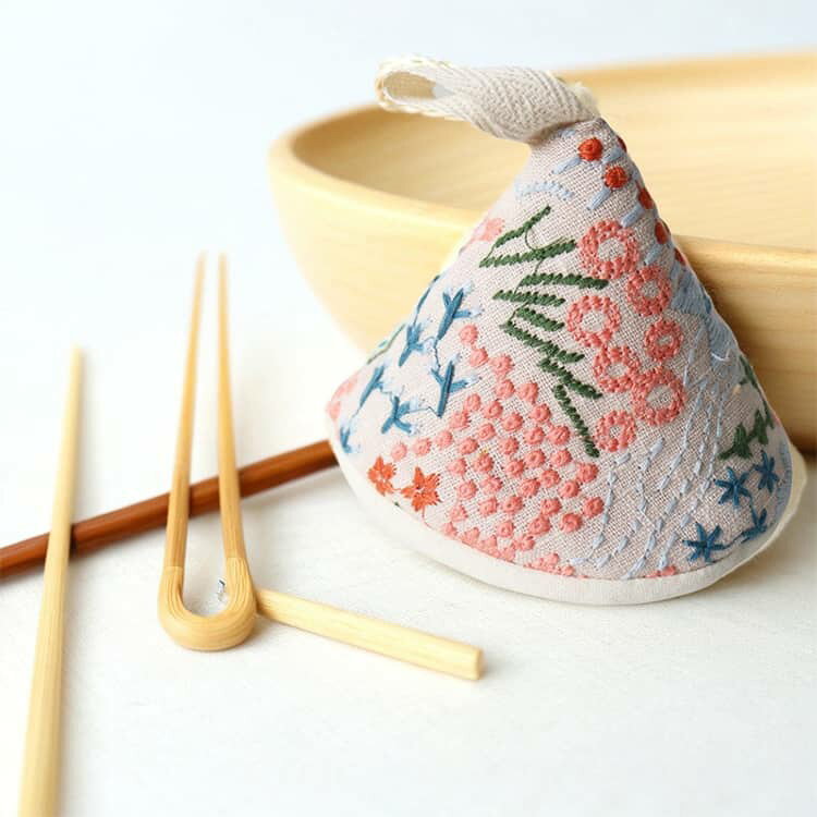 刺繡 厚手 柄 2個セット 安心 おしゃれ 三角鍋つかみ 選べる20柄 ミトン 北欧 選べ...
