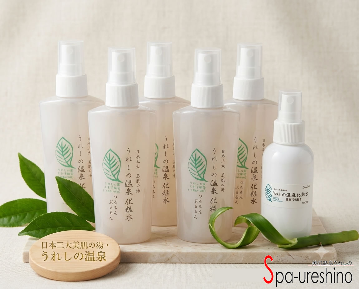 販売名 フェイスローションU 成分 温泉水、水、BG、グリセリンベタイン、茶エキス、乳酸NA、乳酸、フェノキシエタノール、エタノール、エチドロン酸4na、HEDTA-3na 内容量 150ml 製造販売元 株式会社フェニクス 発売元 西九州茶連農業共同組合連合会 広告文責 spa-ureshino 0954-43-1607 区分 日本製・ 化粧品spa-ureshino 美肌成分たっぷりの温泉水が70％配合された化粧水はお肌への浸透力抜群、たっぷりのお茶エキスも配合。お肌を引き締めキメを整えてくれます。 『ご当地販売からはじまり、全国に広まった美肌温泉化粧水』 日本三代美肌の湯のひとつ嬉野温泉。そのぬめりのあるとろとろの源泉ははナトリウムを多く含む重曹泉で、皮膚表面の余分な皮脂や分泌物を乳化して洗い流してくれます。また、温泉に含まれる塩類の成分がお肌をコーティングし、保湿の役割を果たしてくれます。 そんな美肌成分たっぷりの温泉水が70％も配合された化粧水はお肌への浸透力抜群、自宅で温泉気分に！ また名地元の名産・良質のうれしの茶から抽出されたカテキンたっぷりのお茶エキスも配合。お肌を引き締めキメを整えてくれます。しっとり潤うのにベタつかずサラサラの使用感。リピーターが非常に多い温泉化粧水です。特にオススメは「コットンパック」。薄くしたコットンに「うれしの温泉化粧水」をひたひたに含ませお顔にのせて2〜3分。しっとりとしたみずみずしい弾力お肌に… 「日本三大美肌の湯」嬉野温泉の源泉70％配合！ さらに、全国的にも名高いうれしの茶エキス配合 なのに、とってもお手頃価格！ こんにちは！店長のヒロカワです。当店の商品は九州は佐賀、嬉野温泉のご当地物オリジナル商品を販売しています。嬉野温泉は日本三大美肌の湯のひとつ、浸かるだけでつるつるスベスベのお肌になる！と全国的にも注目を集めています。女性にはとくにうれしい「夢の温泉」です。そして、もうひとつが「うれしの茶」お茶の生産でも名高く全国品評会では、蒸し製玉緑茶の部で最高賞の農林水産大臣賞を三年連続受賞しました。 【在庫がある場合】2日〜3営業日以内に発送します。