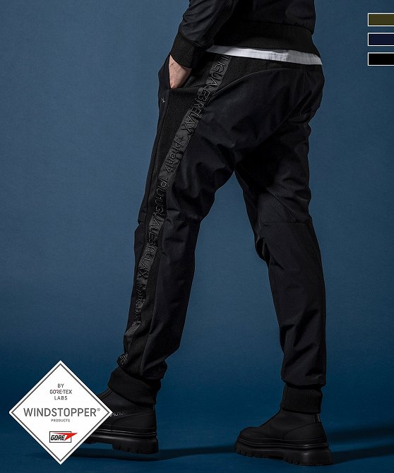 1PIU1UGUALE3 RELAX × +phenix ウノピゥウノウグァーレトレ リラックス サイドロゴ ジョガーパンツ WINDSTOPPER プロダクト by GORE-TEX LABS ウィンドストッパー ゴアテックス セットアップ対応 メンズ おしゃれ かっこいい ブランド ウェア ウノピュウ 1piu1