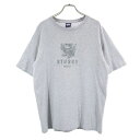 ステューシー 90s USA製 紺タグ ロゴプリント 半袖 Tシャツ M 杢グレー STUSSY メンズ 【中古】 【220714】 メール便可 【詳細】90年代アメリカ製の今タグになります。首まわりに薄っすら汚れがあり、端々が僅かにヨレておりますが、それ以外は目立ったダメージはありません。 コンディションについて サイズ表記M 着丈67cm 身幅50cm 袖丈21cm 肩幅51cm 素材コットン90％ 他※詳細は画像参照、もしくはお問い合わせお願い致します。 カラー杢グレー 商品番号ja-fre-47395-mts サイズガイドはこちら ※サイズに関しまして実寸も参考にお願いいたします。(サイズ不明、男女どちらか不明、紳士服のサイズ表記など当店でもサイズがわからない商品がありますので実寸サイズのご確認をお願い致します。) ※男女兼用や男女不明な商品がありますがモールカテゴリでは男女どちらか選択をしなければなりませんのでご不明な点はお問い合わせお願い致します。 ※商品は写真のものがすべてとなります。 ※状態は当社独自の基準です。 ※測定値の若干の誤差はご了承ください。 ※「在庫有り」の表示であっても、必ずしも在庫を保証するものではありません。 掲載商品について、他モールとも在庫を共有しております。 完売の場合は、誠にご迷惑をお掛けいたしますが、ご注文をキャンセルさせていただく場合がございます。予めご了承ください。