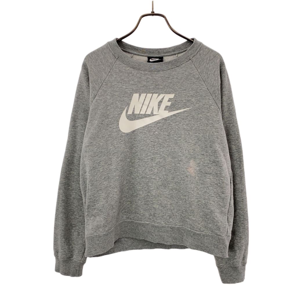 ナイキ 長袖 スウェット トレーナー M グレー NIKE トレーナー レディース 【中古】 【240305】 【詳細】前身頃に数カ所色褪せ、リブ部分に生地の伸び、全体的に毛玉があります。着用感がございますが、古着にご理解の上ご購入をお願い致します。 コンディションについて ブランドナイキ / NIKE アイテムスウェット トレーナー サイズ表記M 着丈54cm 身幅53cm ゆき丈78cm 素材綿80％ 他※詳細は画像参照、もしくはお問い合わせお願い致します。 カラーグレー 商品番号bof-grm-1814-wst サイズガイドはこちら ※サイズに関しまして実寸も参考にお願いいたします。(サイズ不明、男女どちらか不明、紳士服のサイズ表記など当店でもサイズがわからない商品がありますので実寸サイズのご確認をお願い致します。) ※男女兼用や男女不明な商品がありますがモールカテゴリでは男女どちらか選択をしなければなりませんのでご不明な点はお問い合わせお願い致します。 ※商品は写真のものがすべてとなります。 ※状態は当社独自の基準です。 ※素材表記はなるべく写真にて収めていますが、欠損、不明な点があればお問い合わせください。 ※測定値の若干の誤差はご了承ください。 ※「在庫有り」の表示であっても、必ずしも在庫を保証するものではありません。 掲載商品について、他モールとも在庫を共有しております。 完売の場合は、誠にご迷惑をお掛けいたしますが、ご注文をキャンセルさせていただく場合がございます。予めご了承ください。