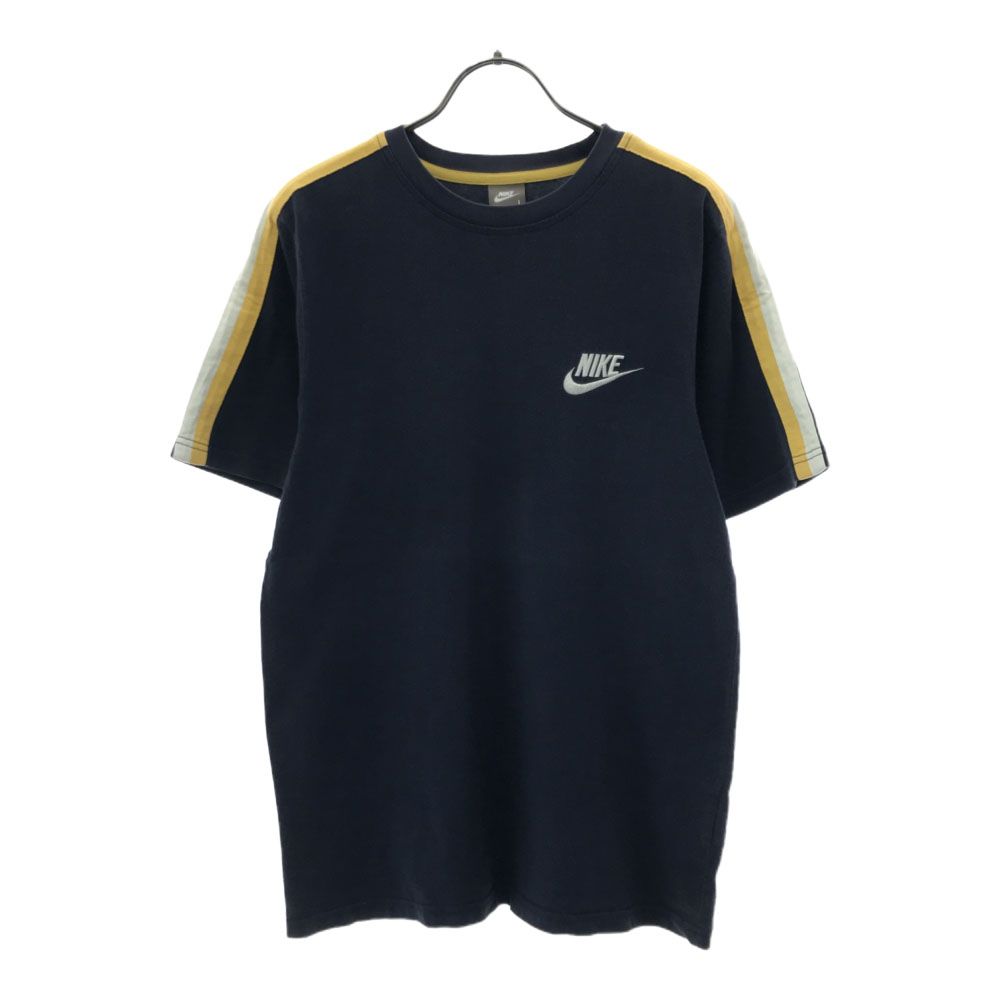 ナイキ 半袖 Tシャツ L（150-160） ネイビー NIKE キッズ 【中古】 【240525】 メール便可 【詳細】全体的に毛羽立ちと薄らとした汚れがあり所々に色褪せもあります。着用感がございますが、古着にご理解の上ご購入をお願い致します。 コンディションについて ブランドナイキ / NIKE アイテムTシャツ サイズ表記L（150-160） 着丈65cm 身幅47cm 袖丈23cm 肩幅41.5cm 素材綿100% カラーネイビー 商品番号grm-4512 サイズガイドはこちら ※サイズに関しまして実寸も参考にお願いいたします。(サイズ不明、男女どちらか不明、紳士服のサイズ表記など当店でもサイズがわからない商品がありますので実寸サイズのご確認をお願い致します。) ※男女兼用や男女不明な商品がありますがモールカテゴリでは男女どちらか選択をしなければなりませんのでご不明な点はお問い合わせお願い致します。 ※商品は写真のものがすべてとなります。 ※素材表記はなるべく写真にて収めていますが、欠損、不明な点があればお問い合わせください。 ※状態は当社独自の基準です。 ※測定値の若干の誤差はご了承ください。 ※「在庫有り」の表示であっても、必ずしも在庫を保証するものではありません。 掲載商品について、他モールとも在庫を共有しております。 完売の場合は、誠にご迷惑をお掛けいたしますが、ご注文をキャンセルさせていただく場合がございます。予めご了承ください。