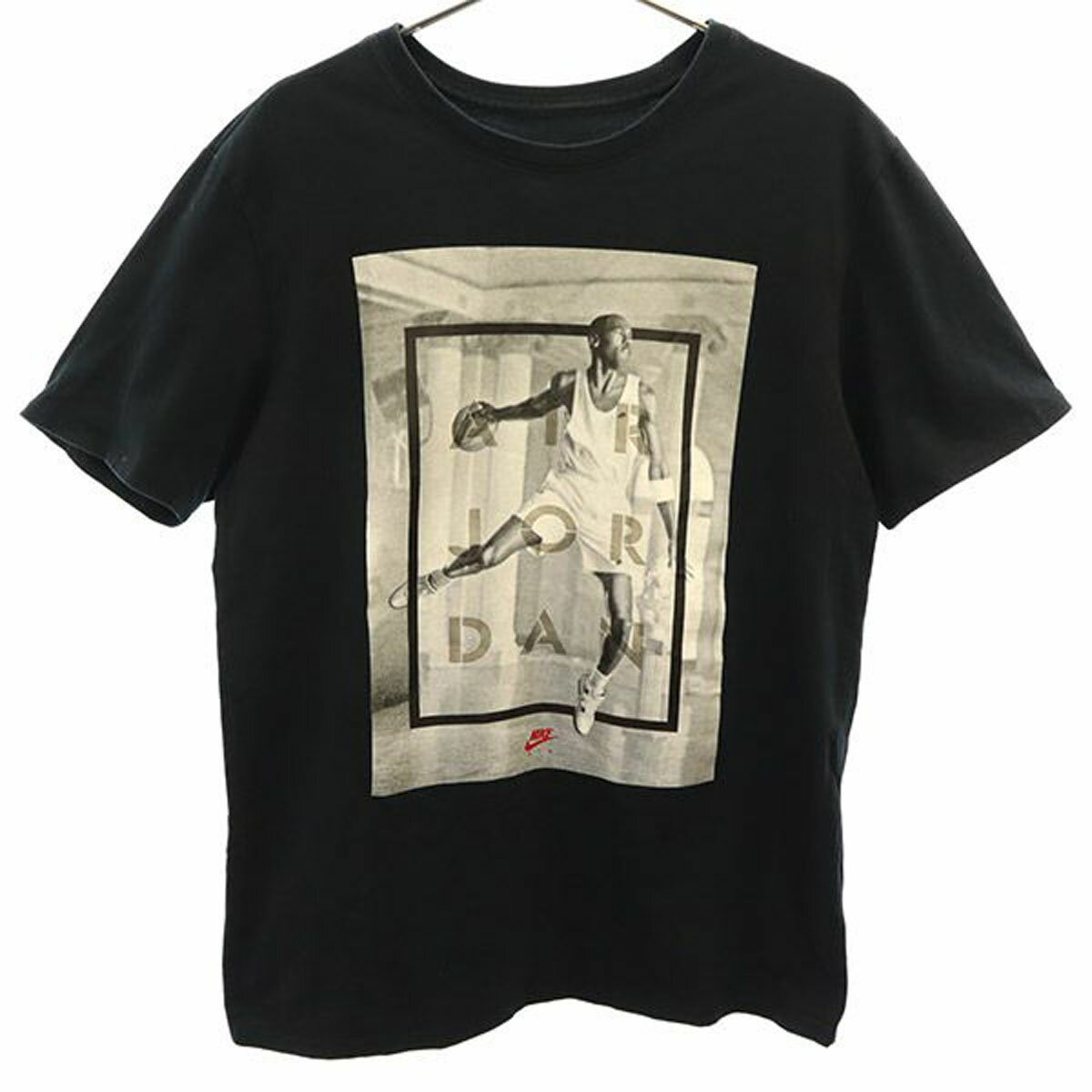 ナイキ プリント 半袖 Tシャツ M ブラック×グレー NIKE ジャンプマン メンズ 【詳細】全体的に若干の汚れと色褪せが有ります。他、特に気になるようなダメージはございません。 コンディションについて ブランドナイキ / NIKE アイテムTシャツ サイズ表記M参考サイズ：メンズMサイズ 着丈約63cm身幅約48cm肩幅約42.5cm袖丈約21cm 素材綿100％ カラーブラック×グレー 商品番号ttm-10785 サイズガイドはこちら ※サイズに関しまして実寸も参考にお願いいたします。(サイズ不明、男女どちらか不明、紳士服のサイズ表記など当店でもサイズがわからない商品がありますので実寸サイズのご確認をお願い致します。) ※男女兼用や男女不明な商品がありますがモールカテゴリでは男女どちらか選択をしなければなりませんのでご不明な点はお問い合わせお願い致します。 ※商品は写真のものがすべてとなります。 ※素材表記はなるべく写真にて収めていますが、欠損、不明な点があればお問い合わせください。 ※状態は当社独自の基準です。 ※測定値の若干の誤差はご了承ください。 ※「在庫有り」の表示であっても、必ずしも在庫を保証するものではありません。 掲載商品について、他モールとも在庫を共有しております。 完売の場合は、誠にご迷惑をお掛けいたしますが、ご注文をキャンセルさせていただく場合がございます。予めご了承ください。