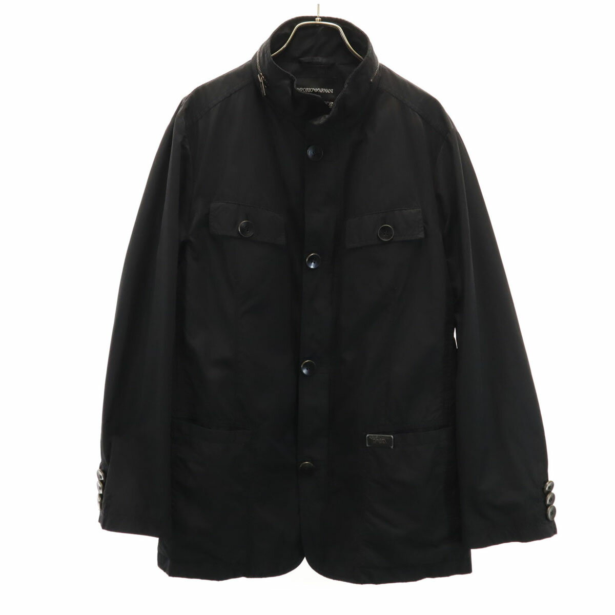 エンポリオアルマーニ ジャケット 50 黒 Emporio Armani メンズ 【詳細】全体的にスレや色褪せあり。首周りや所々に汚れ、右肩に小さい穴、ボタンに傷、ブランドロゴ周りの生地剥げあり。古着にご理解の上ご購入をお願い致します。 コンディションについて ブランドエンポリオアルマーニ / Emporio Armani アイテムジャケット サイズ表記50参考サイズ：メンズXLサイズ 着丈約75cm身幅約51cm肩幅約45cm袖丈約62cm 素材綿55％他※詳細は画像参照、もしくはお問い合わせお願い致します。 カラー黒 商品番号jkt-15437 サイズガイドはこちら ※サイズに関しまして実寸も参考にお願いいたします。(サイズ不明、男女どちらか不明、紳士服のサイズ表記など当店でもサイズがわからない商品がありますので実寸サイズのご確認をお願い致します。) ※男女兼用や男女不明な商品がありますがモールカテゴリでは男女どちらか選択をしなければなりませんのでご不明な点はお問い合わせお願い致します。 ※商品は写真のものがすべてとなります。 ※素材表記はなるべく写真にて収めていますが、欠損、不明な点があればお問い合わせください。 ※状態は当社独自の基準です。 ※測定値の若干の誤差はご了承ください。 ※「在庫有り」の表示であっても、必ずしも在庫を保証するものではありません。 掲載商品について、他モールとも在庫を共有しております。 完売の場合は、誠にご迷惑をお掛けいたしますが、ご注文をキャンセルさせていただく場合がございます。予めご了承ください。