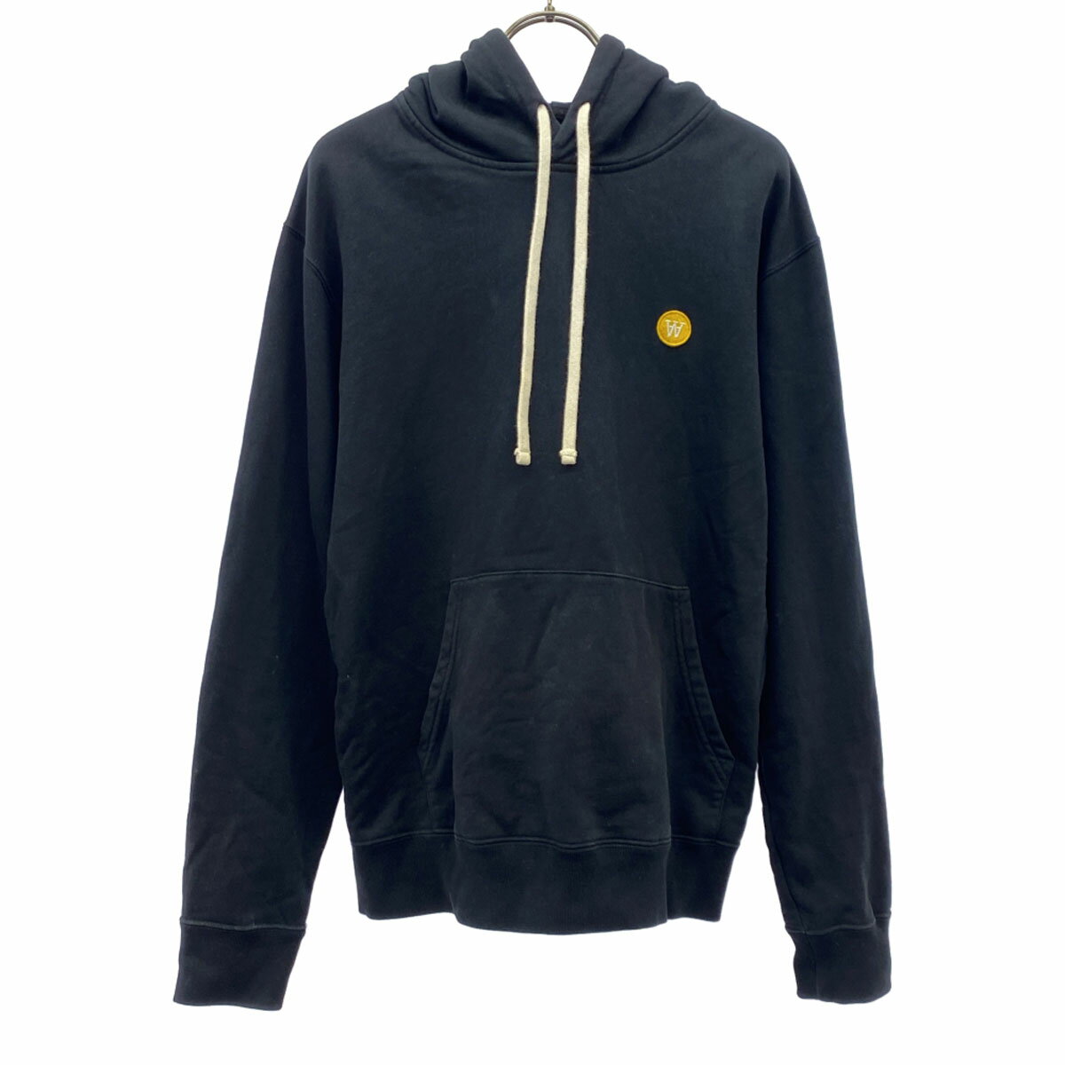 ダブルエーバイウッドウッド ロゴワッペン 長袖 スウェット パーカー S ブラック DOUBLE A by WOOD WOOD メンズ 【詳細】全体的に使用感からくる若干の褪せ、右袖口と前身頃下部に薄汚れ、両袖口にスレがあります。他、特に気になるダメージはございません。 コンディションについて ブランドダブルエーバイウッドウッド / DOUBLE A by WOOD WOOD アイテムスウェット パーカー サイズ表記S参考サイズ：メンズSサイズ 着丈約62cm身幅約54cm肩幅約49cm袖丈約63cm 素材綿100% カラーブラック 商品番号grm-17892 サイズガイドはこちら ※サイズに関しまして実寸も参考にお願いいたします。(サイズ不明、男女どちらか不明、紳士服のサイズ表記など当店でもサイズがわからない商品がありますので実寸サイズのご確認をお願い致します。) ※男女兼用や男女不明な商品がありますがモールカテゴリでは男女どちらか選択をしなければなりませんのでご不明な点はお問い合わせお願い致します。 ※商品は写真のものがすべてとなります。 ※素材表記はなるべく写真にて収めていますが、欠損、不明な点があればお問い合わせください。 ※状態は当社独自の基準です。 ※測定値の若干の誤差はご了承ください。 ※「在庫有り」の表示であっても、必ずしも在庫を保証するものではありません。 掲載商品について、他モールとも在庫を共有しております。 完売の場合は、誠にご迷惑をお掛けいたしますが、ご注文をキャンセルさせていただく場合がございます。予めご了承ください。