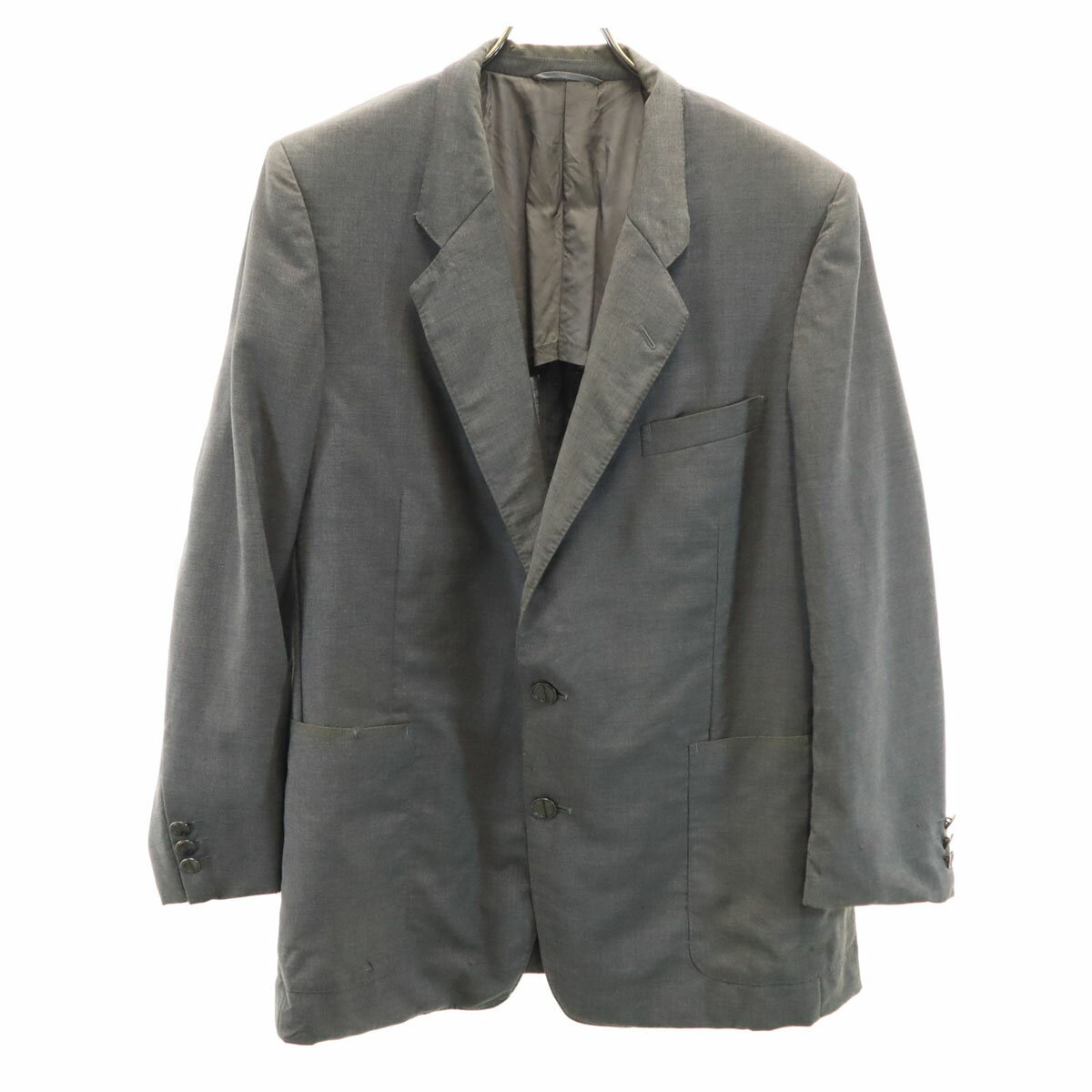 クリスチャンディオール ムッシュ 90s オールド テーラードジャケット 100-94-170 グレー Christian Dior MONSIEUR メンズ 【詳細】90年代のオールドのディオールになります。全体に破れと黄ばみ汚れあり。かなり使用感があります。古着にご理解の上ご購入をお願い致します。 コンディションについて ブランドクリスチャンディオール ムッシュ / Christian Dior MONSIEUR 年代90s アイテムテーラードジャケット サイズ表記100-94-170参考サイズ：メンズMサイズ 着丈約71cm身幅約53cm肩幅約43cm袖丈約58cm 素材毛100％ カラーグレー 商品番号jkt-17947 サイズガイドはこちら ※サイズに関しまして実寸も参考にお願いいたします。(サイズ不明、男女どちらか不明、紳士服のサイズ表記など当店でもサイズがわからない商品がありますので実寸サイズのご確認をお願い致します。) ※男女兼用や男女不明な商品がありますがモールカテゴリでは男女どちらか選択をしなければなりませんのでご不明な点はお問い合わせお願い致します。 ※商品は写真のものがすべてとなります。 ※素材表記はなるべく写真にて収めていますが、欠損、不明な点があればお問い合わせください。 ※状態は当社独自の基準です。 ※測定値の若干の誤差はご了承ください。 ※「在庫有り」の表示であっても、必ずしも在庫を保証するものではありません。 掲載商品について、他モールとも在庫を共有しております。 完売の場合は、誠にご迷惑をお掛けいたしますが、ご注文をキャンセルさせていただく場合がございます。予めご了承ください。