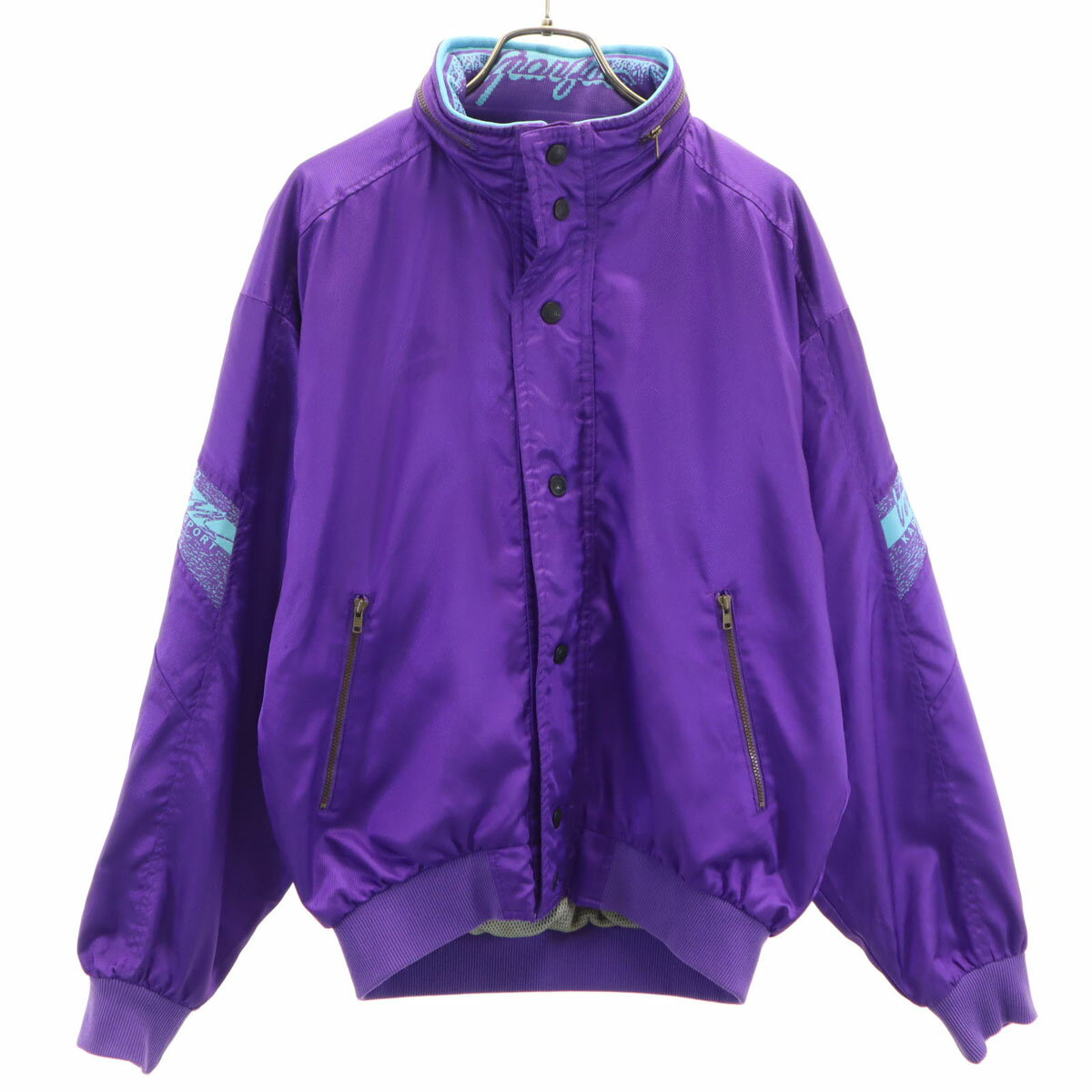 カッパ スポーツ ウインドブレーカー M パープル Kappa Sports 裏メッシュ ジャケット メンズ 【詳細】フード中のコーティングと胸のロゴの剥がれ、所々にスレとシミあり。古着にご理解の上ご購入をお願い致します。 コンディションについて ブランドカッパ スポーツ / Kappa Sports アイテムウインドブレーカー サイズ表記M参考サイズ：メンズMサイズ 着丈約65cm身幅約59cm肩幅約55cm袖丈約58cm 素材ポリエステル100％ カラーパープル 商品番号jkt-20779 サイズガイドはこちら ※サイズに関しまして実寸も参考にお願いいたします。(サイズ不明、男女どちらか不明、紳士服のサイズ表記など当店でもサイズがわからない商品がありますので実寸サイズのご確認をお願い致します。) ※男女兼用や男女不明な商品がありますがモールカテゴリでは男女どちらか選択をしなければなりませんのでご不明な点はお問い合わせお願い致します。 ※商品は写真のものがすべてとなります。 ※素材表記はなるべく写真にて収めていますが、欠損、不明な点があればお問い合わせください。 ※状態は当社独自の基準です。 ※測定値の若干の誤差はご了承ください。 ※「在庫有り」の表示であっても、必ずしも在庫を保証するものではありません。 掲載商品について、他モールとも在庫を共有しております。 完売の場合は、誠にご迷惑をお掛けいたしますが、ご注文をキャンセルさせていただく場合がございます。予めご了承ください。