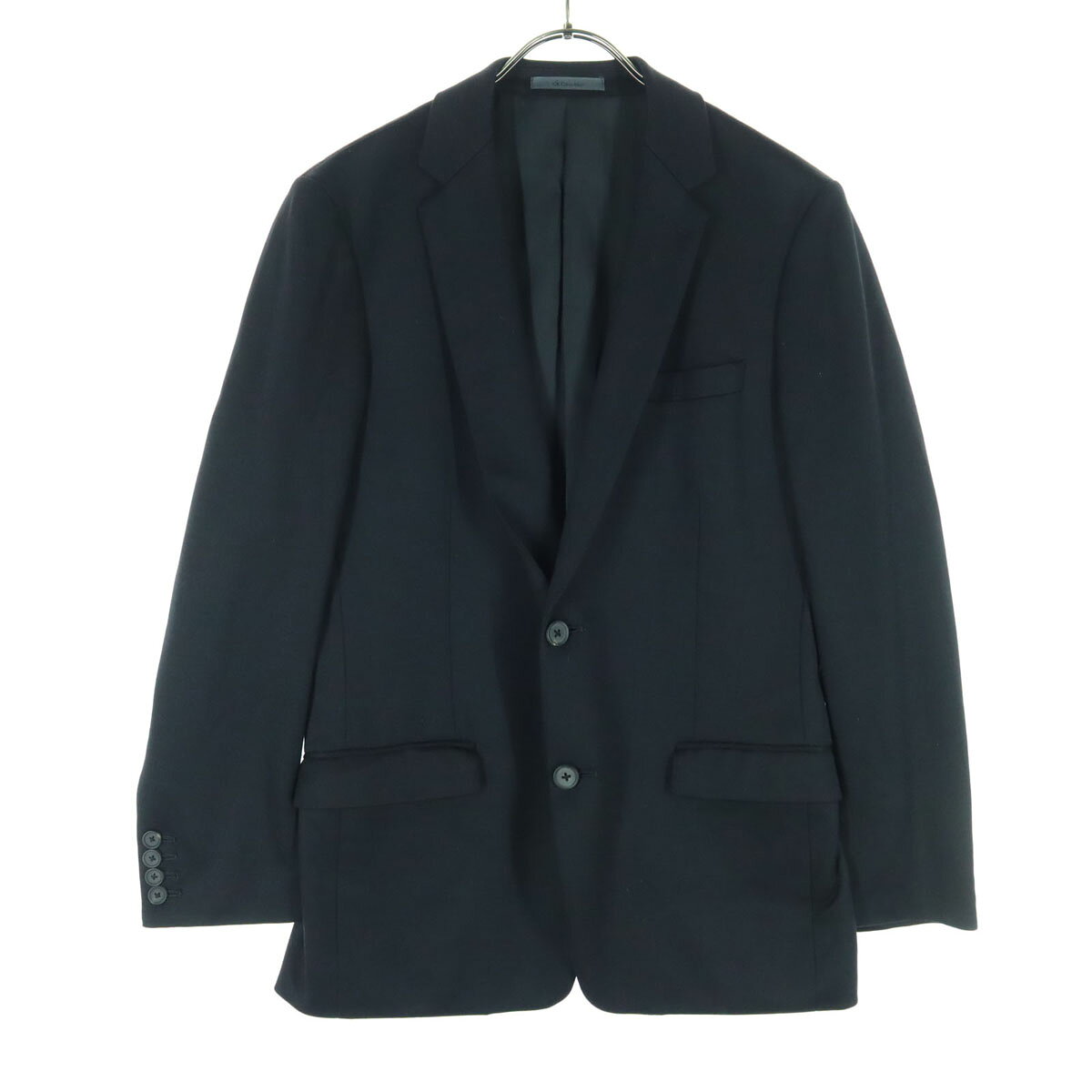 カルバンクライン テーラードジャケット L ブラック Calvin klein メンズ 【詳細】袖などにわずかに汚れやほつれがございます。破れ等の目立ったダメージはございませんが、古着にご理解の上ご購入をお願い致します。 コンディションについて ブランドカルバンクライン / Calvin klein アイテムテーラードジャケット サイズ表記L参考サイズ：メンズLサイズ 着丈約70cm身幅約53cm肩幅約45cm袖丈約62cm 素材毛81%他※詳細は画像参照、もしくはお問い合わせお願い致します。 カラーブラック 商品番号oda-7861 サイズガイドはこちら ※サイズに関しまして実寸も参考にお願いいたします。(サイズ不明、男女どちらか不明、紳士服のサイズ表記など当店でもサイズがわからない商品がありますので実寸サイズのご確認をお願い致します。) ※男女兼用や男女不明な商品がありますがモールカテゴリでは男女どちらか選択をしなければなりませんのでご不明な点はお問い合わせお願い致します。 ※商品は写真のものがすべてとなります。 ※素材表記はなるべく写真にて収めていますが、欠損、不明な点があればお問い合わせください。 ※状態は当社独自の基準です。 ※測定値の若干の誤差はご了承ください。 ※「在庫有り」の表示であっても、必ずしも在庫を保証するものではありません。 掲載商品について、他モールとも在庫を共有しております。 完売の場合は、誠にご迷惑をお掛けいたしますが、ご注文をキャンセルさせていただく場合がございます。予めご了承ください。