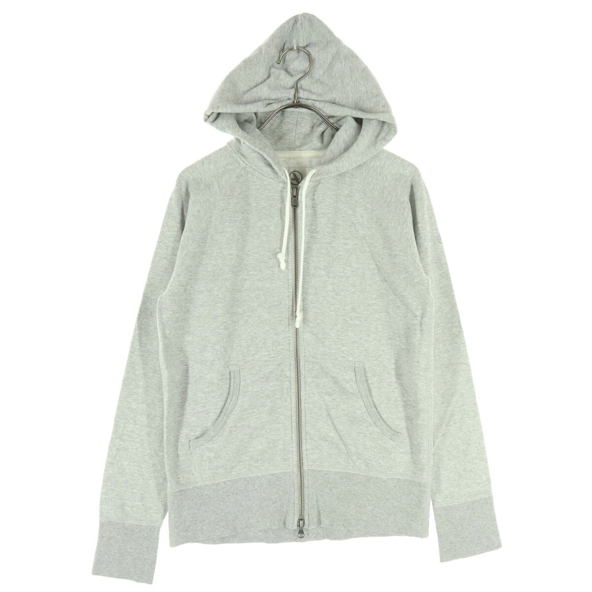 商品名 AIGLE エーグル 長袖 ジップパーカー M グレー レディース ブランド AIGLE / エーグル 対象 レディース コンディションランク ランク：B 状態/詳細コメント 右袖にシミ汚れがございます。古着にご理解の上ご購入をお願い致します。 アイテム 長袖 ジップパーカー 表記サイズ M参考サイズ：レディースMサイズ（目安となりますので詳細は実寸を参考にしてください。） 着丈 約59cm 身幅 約49cm 裄丈 約79cm 素材 綿100％ カラー グレー 管理番号 oda-14985 　 送料・ご注意事項など 送料 ご購入の合計金額が3,980円以上で送料無料！ おまとめ買い 2点以上ご購入の場合は同梱させていただきます。 ※ネコポス便にて複数ご注文の場合は2点までは2通での配送、3点以上となる場合は佐川急便にて同梱配送いたします。 商品発送 原則、入金確認後、翌2営業日以内に発送します。 営業日13時までにご購入で当日発送させていただきます。 大型連休明けや混雑時は、お日にちをいただくことがございます。 お支払い方法 クレジットカード（VISA、MASTER、JCB、Diners、AMEX） 銀行振込Apple Payコンビニ決済（前払）郵便局ATM等（前払）後払い決済 ご注意事項 ■本商品は一点物となります。他サイト等でも販売している商品となり、多少のお時間差にて欠品になることもございます。ご了承お願いいたします。 ■当店では商品の状態を可能な限り詳細に記載するように心がけていますが使用された中古品の性質上、細かい汚れや傷、着用に伴う風合いを記載しきれない場合がございます。あらかじめご了承ください。 ■男女兼用や男女不明な商品がありますがモールカテゴリでは男女どちらか選択をしなければなりませんのでご不明な点はお問い合わせお願い致します。 ■商品の色に関しては出品者の主観で判断しております。言い回しがカタログや正規カラー名称とは異なる可能性があり、お使いのモニターやご利用環境によっても色味が異なる場合がございます。 ■採寸には細心の注意を払って行っておりますが多少の誤差が出る場合がございます。測定値の若干の誤差はご了承ください。 問い合わせ先 商品やお取引について何かご不明な点がございましたら、下記までご連絡をお願い致します。 ------------- 【店舗名】古着USED・専門百貨店BIG2nd 【お問い合わせフォーム】こちら 通常、2営業日以内にご連絡差し上げます。土日祝はお休みを頂いております。 取扱中古商品 古着USED・専門百貨店BIG2ndでは、取り扱っているすべてのお品物は顧客様からの買取・ブランド品専門の古物市場で弊社が正規品と判断したお品物になります。当店の経験豊富なバイヤーが仕入れ後の検品で再度商品一点一点の真贋を確認し、正規品と判断したお品物ののみを取り扱っております。エーグル 長袖 ジップパーカー M グレー AIGLE レディース 【詳細】右袖にシミ汚れがございます。古着にご理解の上ご購入をお願い致します。 コンディションについて ブランドエーグル / AIGLE アイテムジップパーカー サイズ表記M参考サイズ：レディースMサイズ 着丈約59cm身幅約49cm裄丈約79cm 素材綿100％ カラーグレー 商品番号oda-14985 サイズガイドはこちら ※サイズに関しまして実寸も参考にお願いいたします。(サイズ不明、男女どちらか不明、紳士服のサイズ表記など当店でもサイズがわからない商品がありますので実寸サイズのご確認をお願い致します。) ※男女兼用や男女不明な商品がありますがモールカテゴリでは男女どちらか選択をしなければなりませんのでご不明な点はお問い合わせお願い致します。 ※商品は写真のものがすべてとなります。 ※素材表記はなるべく写真にて収めていますが、欠損、不明な点があればお問い合わせください。 ※状態は当社独自の基準です。 ※測定値の若干の誤差はご了承ください。 ※「在庫有り」の表示であっても、必ずしも在庫を保証するものではありません。 掲載商品について、他モールとも在庫を共有しております。 完売の場合は、誠にご迷惑をお掛けいたしますが、ご注文をキャンセルさせていただく場合がございます。予めご了承ください。