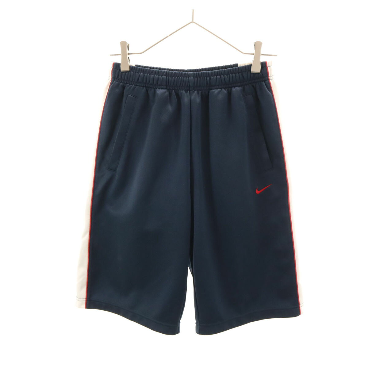 商品名 NIKE ナイキ ジャージショートパンツ M ネイビー メンズ ブランド NIKE / ナイキ 対象 メンズ コンディションランク ランク：B 状態/詳細コメント 所々に汚れあり。破れ等の目立ったダメージはございませんが、古着にご理解の上ご購入をお願い致します。 アイテム ジャージショートパンツ 表記サイズ M参考サイズ：メンズMサイズ（目安となりますので詳細は実寸を参考にしてください。） ウエスト 約64cm 股上 約30cm 股下 約28cm もも周り 約64cm 裾周り 約56cm 素材 ポリエステル100％ カラー ネイビー 管理番号 sht-11953 　 送料・ご注意事項など 送料 ご購入の合計金額が3,980円以上で送料無料！ おまとめ買い 2点以上ご購入の場合は同梱させていただきます。 ※ネコポス便にて複数ご注文の場合は2点までは2通での配送、3点以上となる場合は佐川急便にて同梱配送いたします。 商品発送 原則、入金確認後、翌2営業日以内に発送します。 営業日13時までにご購入で当日発送させていただきます。 大型連休明けや混雑時は、お日にちをいただくことがございます。 お支払い方法 クレジットカード（VISA、MASTER、JCB、Diners、AMEX） 銀行振込Apple Payコンビニ決済（前払）郵便局ATM等（前払）後払い決済 ご注意事項 ■本商品は一点物となります。他サイト等でも販売している商品となり、多少のお時間差にて欠品になることもございます。ご了承お願いいたします。 ■当店では商品の状態を可能な限り詳細に記載するように心がけていますが使用された中古品の性質上、細かい汚れや傷、着用に伴う風合いを記載しきれない場合がございます。あらかじめご了承ください。 ■男女兼用や男女不明な商品がありますがモールカテゴリでは男女どちらか選択をしなければなりませんのでご不明な点はお問い合わせお願い致します。 ■商品の色に関しては出品者の主観で判断しております。言い回しがカタログや正規カラー名称とは異なる可能性があり、お使いのモニターやご利用環境によっても色味が異なる場合がございます。 ■採寸には細心の注意を払って行っておりますが多少の誤差が出る場合がございます。測定値の若干の誤差はご了承ください。 問い合わせ先 商品やお取引について何かご不明な点がございましたら、下記までご連絡をお願い致します。 ------------- 【店舗名】古着USED・専門百貨店BIG2nd 【お問い合わせフォーム】こちら 通常、2営業日以内にご連絡差し上げます。土日祝はお休みを頂いております。 取扱中古商品 古着USED・専門百貨店BIG2ndでは、取り扱っているすべてのお品物は顧客様からの買取・ブランド品専門の古物市場で弊社が正規品と判断したお品物になります。当店の経験豊富なバイヤーが仕入れ後の検品で再度商品一点一点の真贋を確認し、正規品と判断したお品物ののみを取り扱っております。ナイキ ジャージショートパンツ M ネイビー NIKE メンズ 【詳細】所々に汚れあり。破れ等の目立ったダメージはございませんが、古着にご理解の上ご購入をお願い致します。 コンディションについて ブランドナイキ / NIKE アイテムジャージショートパンツ サイズ表記M参考サイズ：メンズMサイズ ウエスト約64cm股上約30cm股下約28cmもも周り約64cm裾周り約56cm 素材ポリエステル100％ カラーネイビー 商品番号sht-11953 サイズガイドはこちら ※サイズに関しまして実寸も参考にお願いいたします。(サイズ不明、男女どちらか不明、紳士服のサイズ表記など当店でもサイズがわからない商品がありますので実寸サイズのご確認をお願い致します。) ※男女兼用や男女不明な商品がありますがモールカテゴリでは男女どちらか選択をしなければなりませんのでご不明な点はお問い合わせお願い致します。 ※商品は写真のものがすべてとなります。 ※素材表記はなるべく写真にて収めていますが、欠損、不明な点があればお問い合わせください。 ※状態は当社独自の基準です。 ※測定値の若干の誤差はご了承ください。 ※「在庫有り」の表示であっても、必ずしも在庫を保証するものではありません。 掲載商品について、他モールとも在庫を共有しております。 完売の場合は、誠にご迷惑をお掛けいたしますが、ご注文をキャンセルさせていただく場合がございます。予めご了承ください。